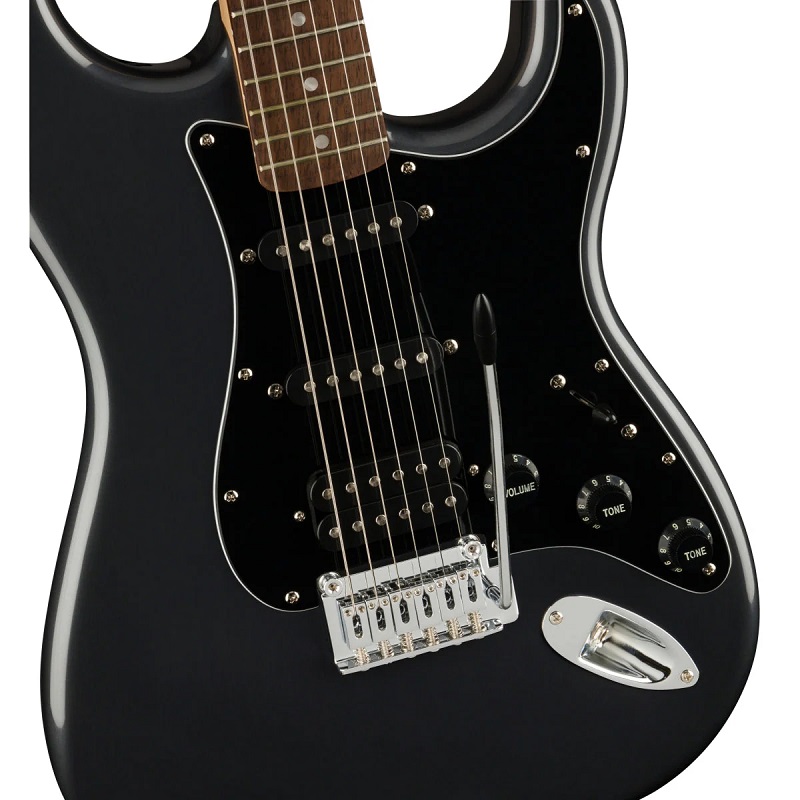 dan-guitar-dien-squier-affinity-stratocaster-pack-hss-laurel-fingerboard-charcoal-frost-metallic-mat-top-nghieng-pickiup