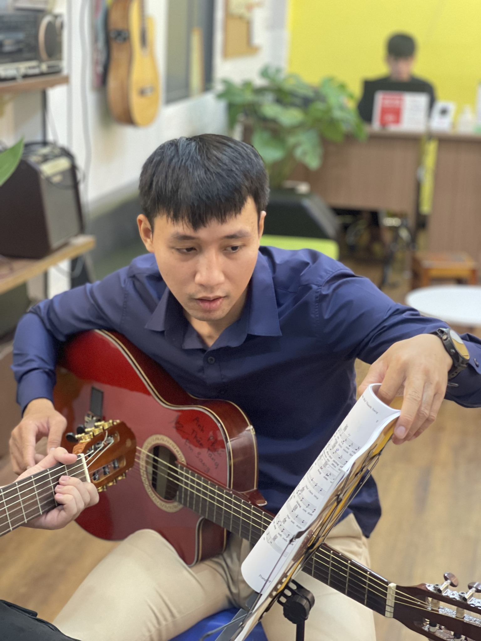 dia-chi-day-dan-guitar-uy-tin-tan-phu-co-khoa-hoc-cho-nguoi-lon