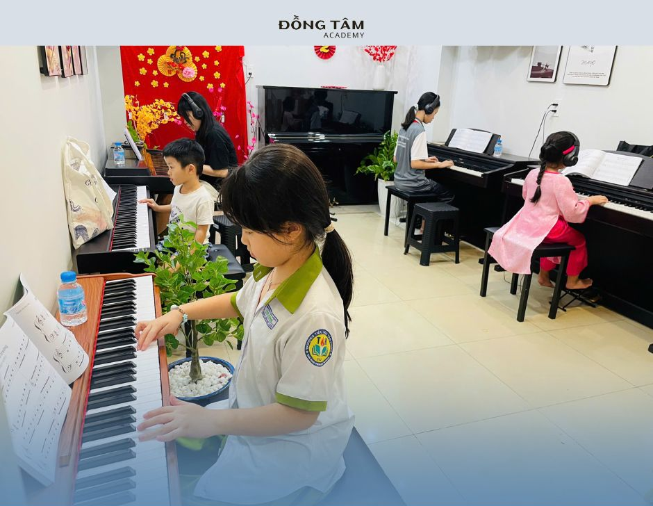 lop-hoc-piano-tai-quan-tan-phu-hcm-tai-dong-tam-academy-trang-bi-dan-piano-chuan-giup-hoc-vien-phat-trien-ky-thuat
