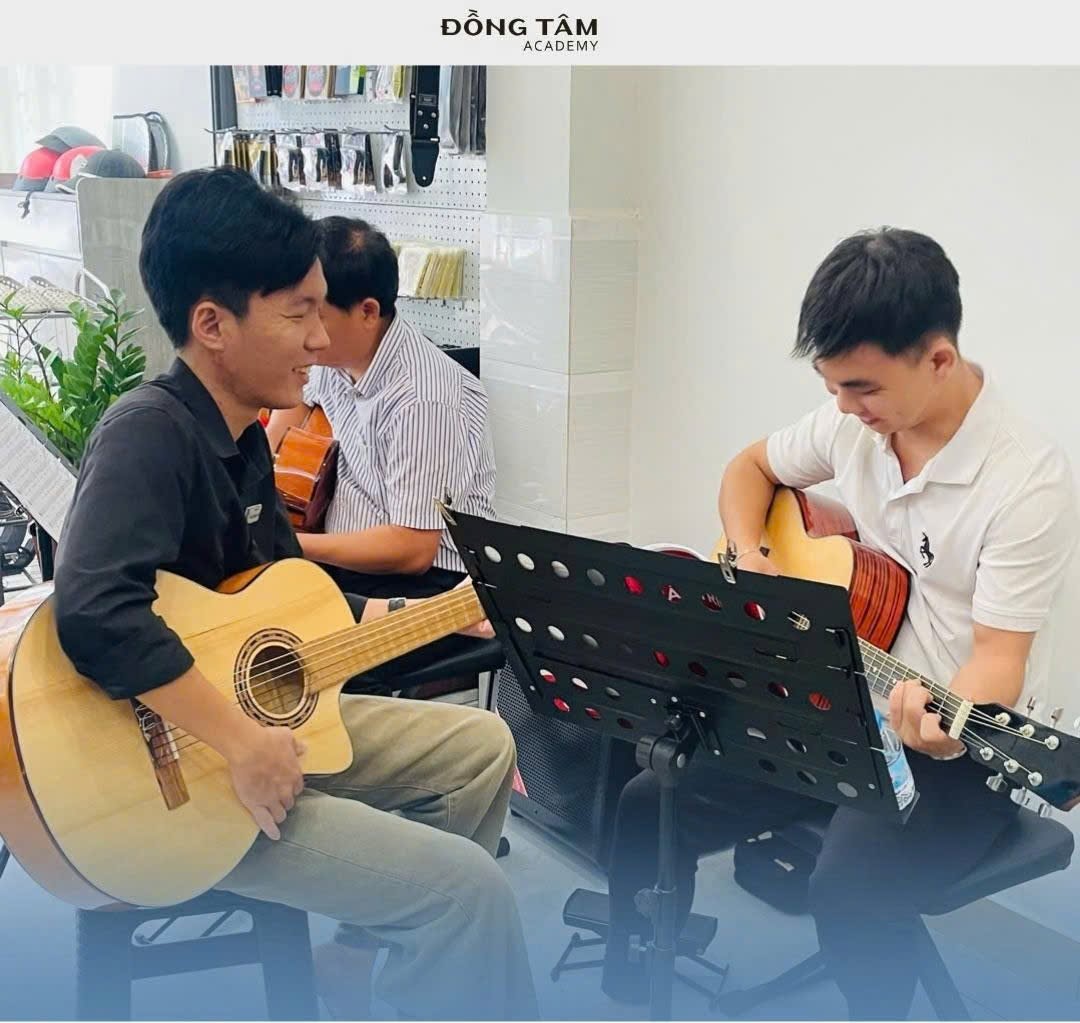 giao-vien-guitar-da-nang-huong-dan-1-kem-1-tan-tin