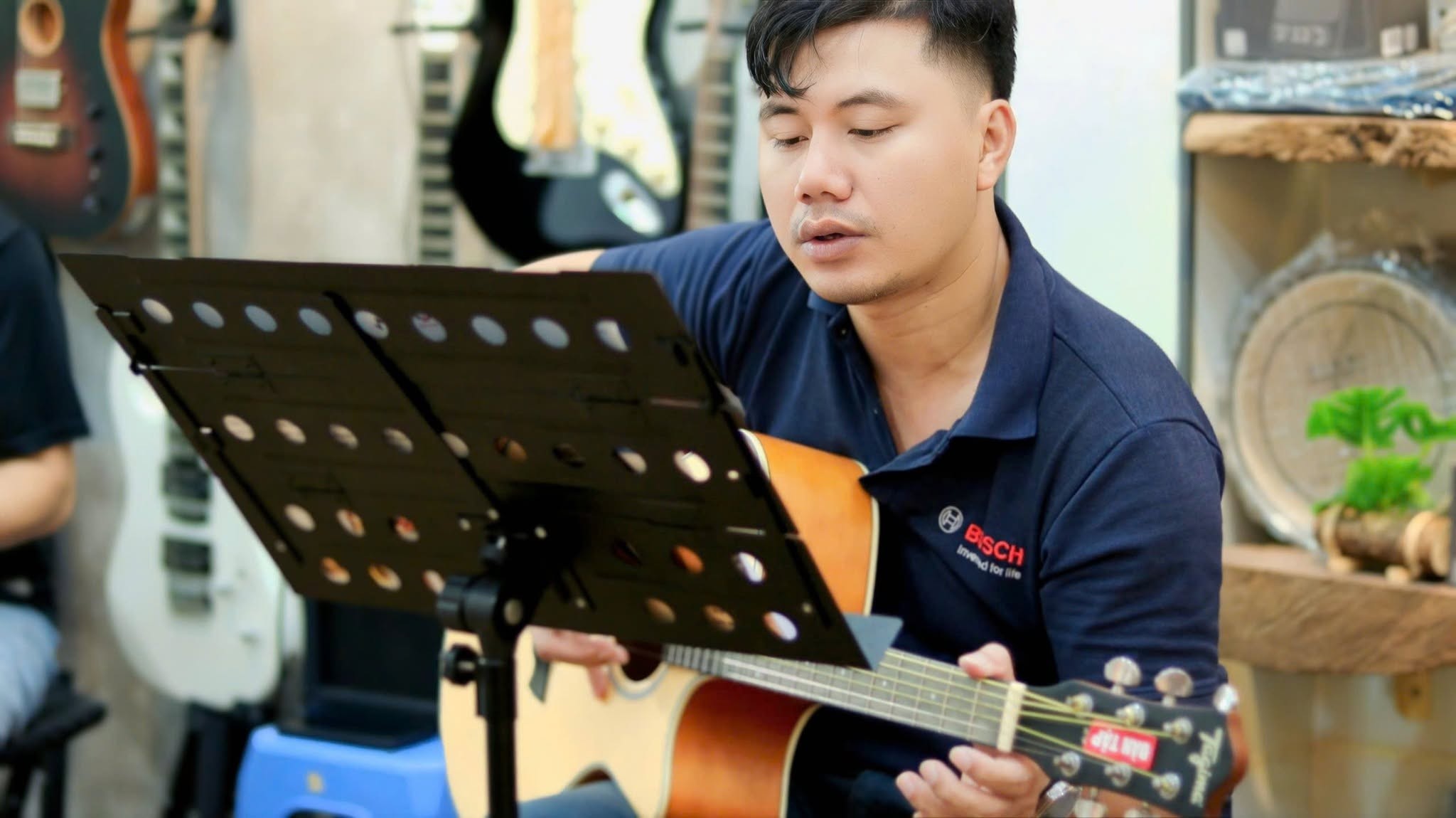 trung-tam-day-guitar-quan-hai-chau-phu-hop-voi-nguoi-di-lam