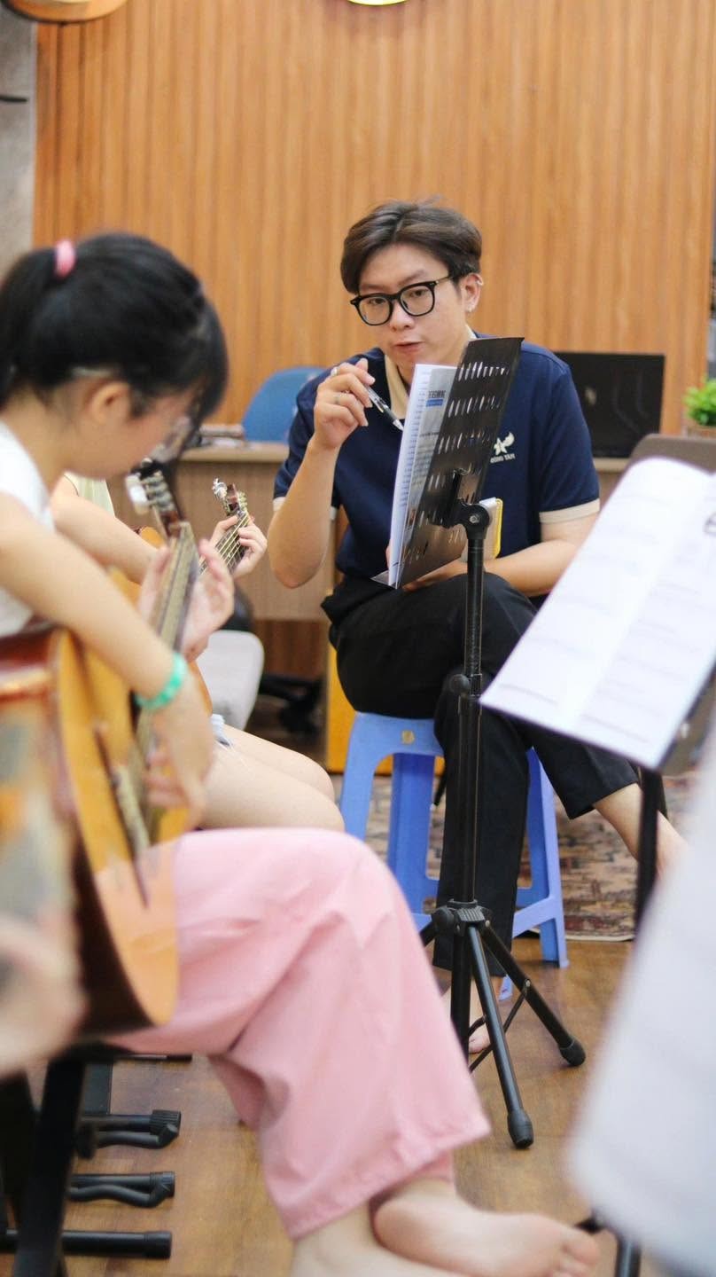 trung-tam-day-guitar-quan-hai-chau-luon-theo-sat-qua-trinh-hoc-cua-tung-hoc-vien