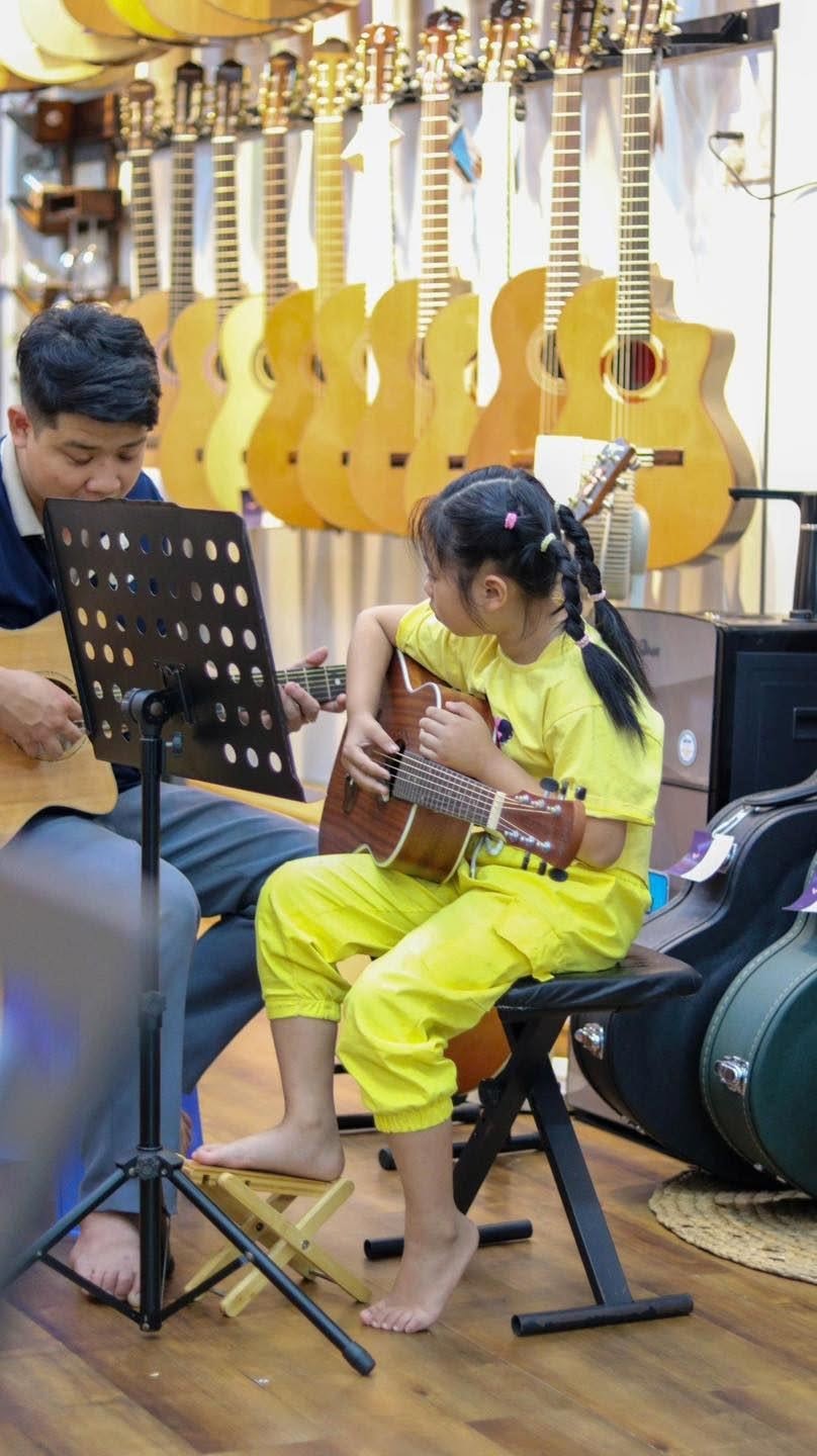 trung-tam-day-guitar-quan-hai-chau-voi-khoa-hoc-danh-cho-tre-em
