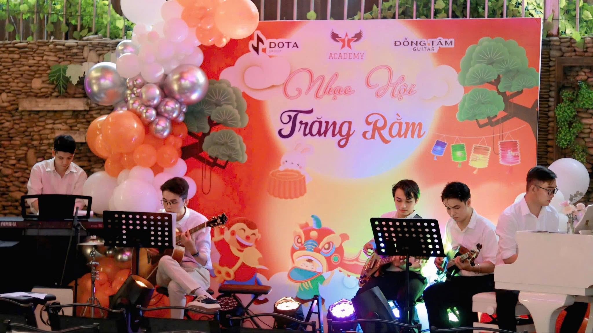 trung-tam-day-guitar-quan-hai-chau-thuong-xuyen-to-chuc-cac-chuong-trinh-bieu-dien-thuc-te