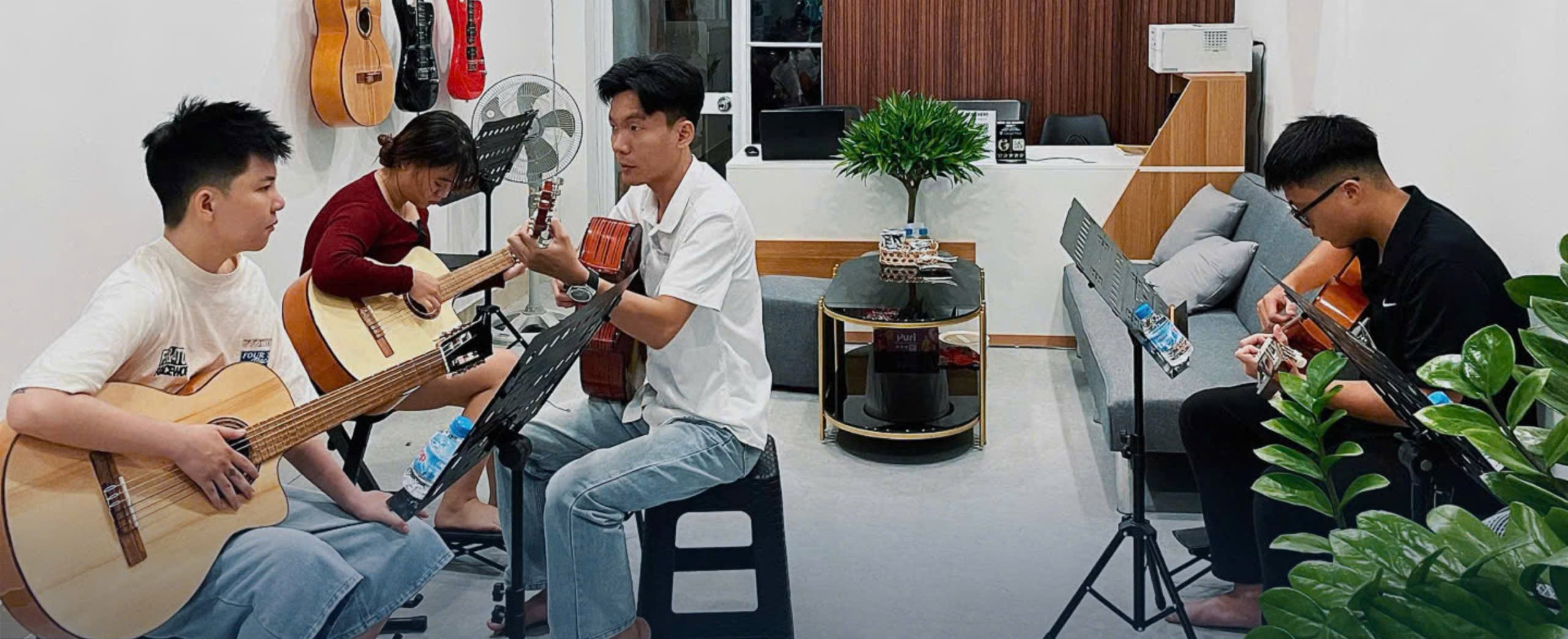 lop-hoc-guitar-quan-hai-chau-voi-vi-tri-thuan-tien-cho-moi-doi-tuong