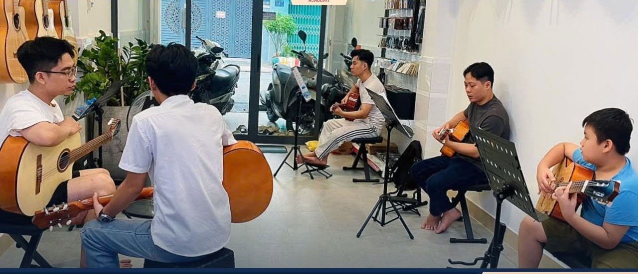 lop-hoc-guitar-quan-hai-chau-phu-hop-voi-nguoi-di-lam