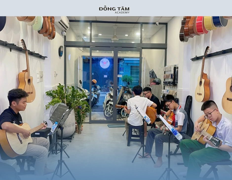 lop-hoc-guitar-quan-hai-chau-giup-phu-huynh-thuan-tien-dua-don-tre-em