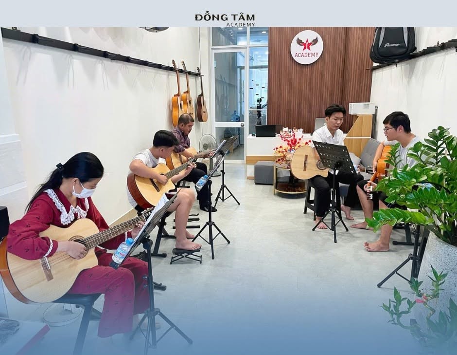lop-hoc-guitar-quan-hai-chau-voi-moi-truong-hoc-tap-hien-dai