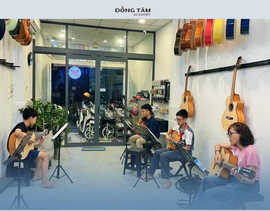 lop-hoc-guitar-quan-hai-chau-duoc-dau-tu-co-so-vat-chat-day-du