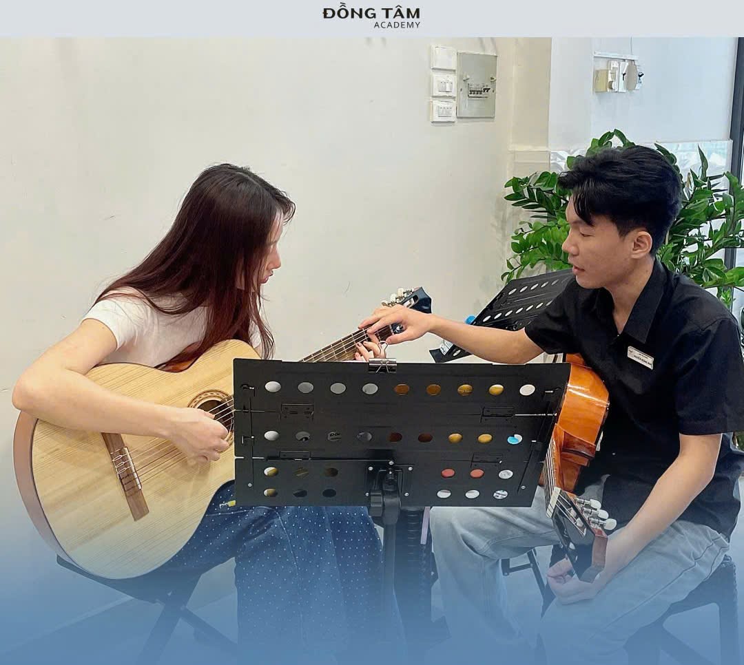 lop-hoc-guitar-quan-hai-chau-luon-theo-sat-qua-trinh-tien-bo-cua-tung-hoc-vien