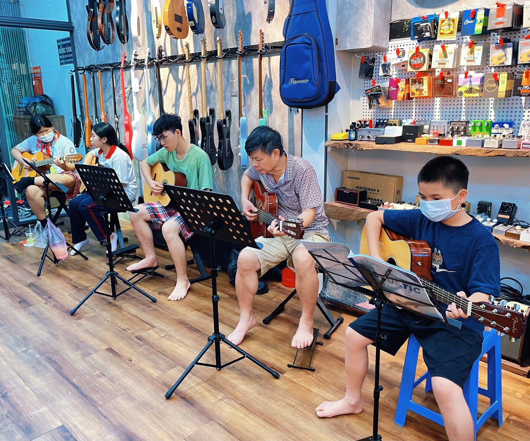 lop-hoc-guitar-quan-hai-chau-voi-co-so-vat-chat-hien-dai