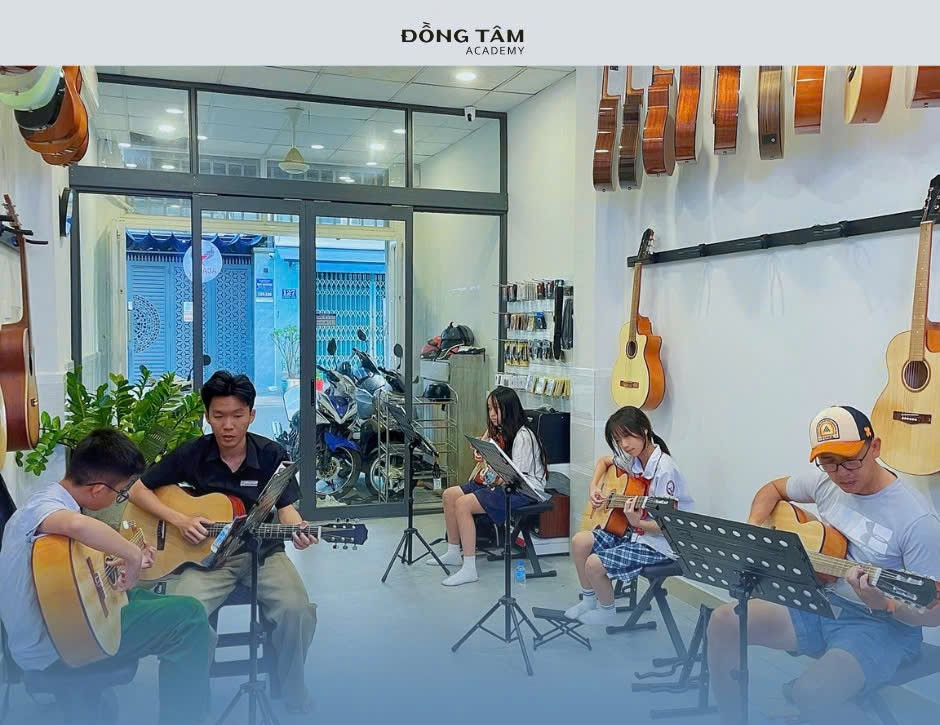 lop-hoc-guitar-quan-hai-chau-voi-co-so-vat-chat-duoc-dau-tu-bai-ban