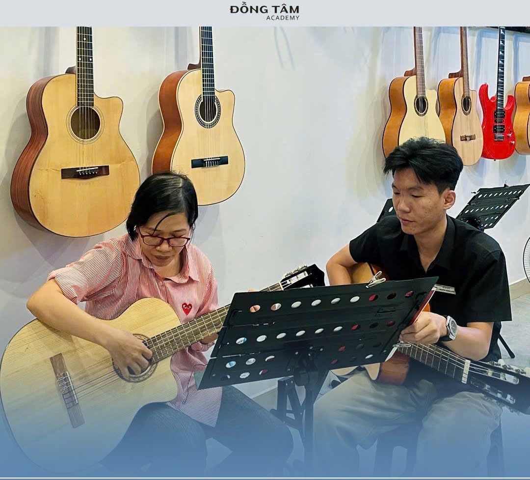 lop-hoc-guitar-quan-hai-chau-voi-khoa-hoc-guitar-cap-toc-cho-nguoi-lon