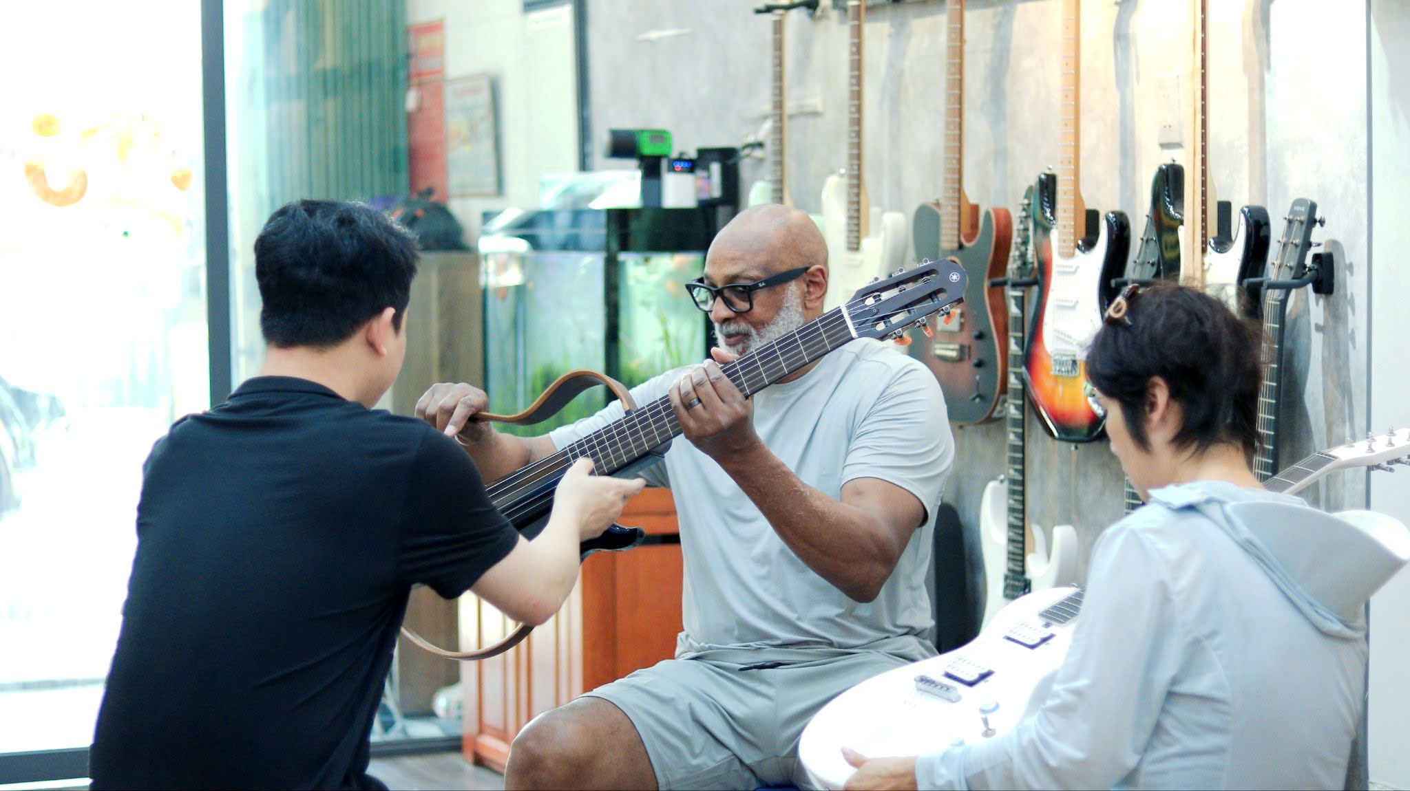 shop-dan-quan-tan-phu-tai-dong-tam-so-huu-doi-ngu-nhan-vien-chuyen-mon-cao