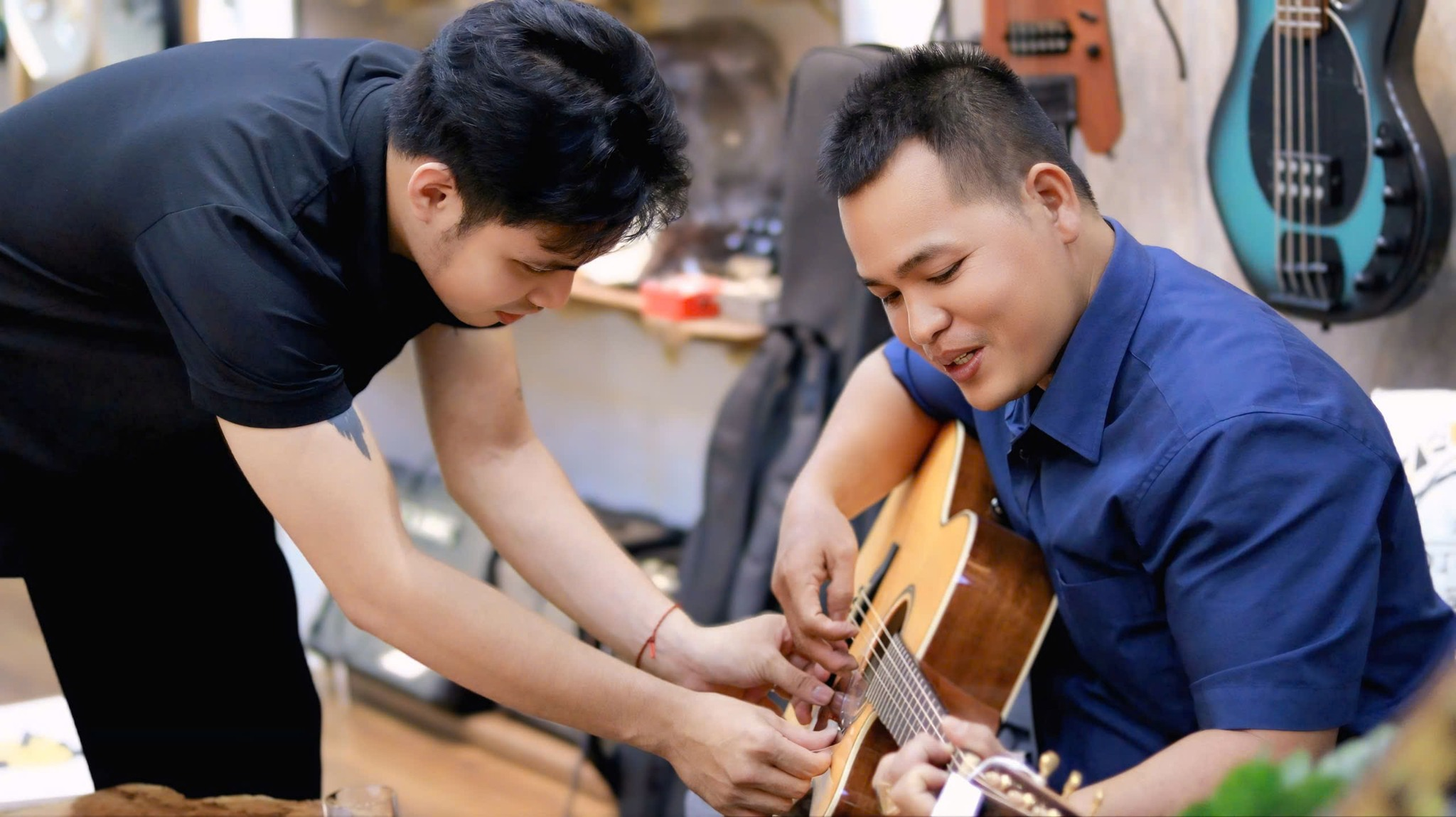shop-dan-guitar-da-nang-cho-khach-hang-thu-dan