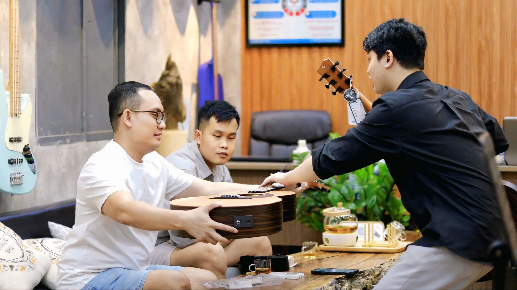 shop-dan-guitar-da-nang-co-doi-ngu-nhan-vien-am-hieu