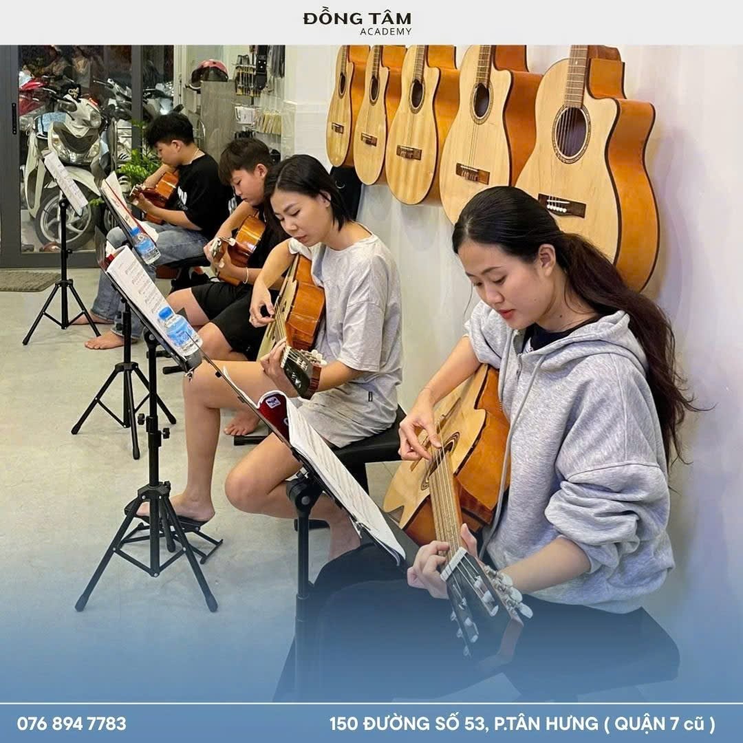 hoc-guitar-co-ban-tai-tan-binh-cung-dong-tam-academy