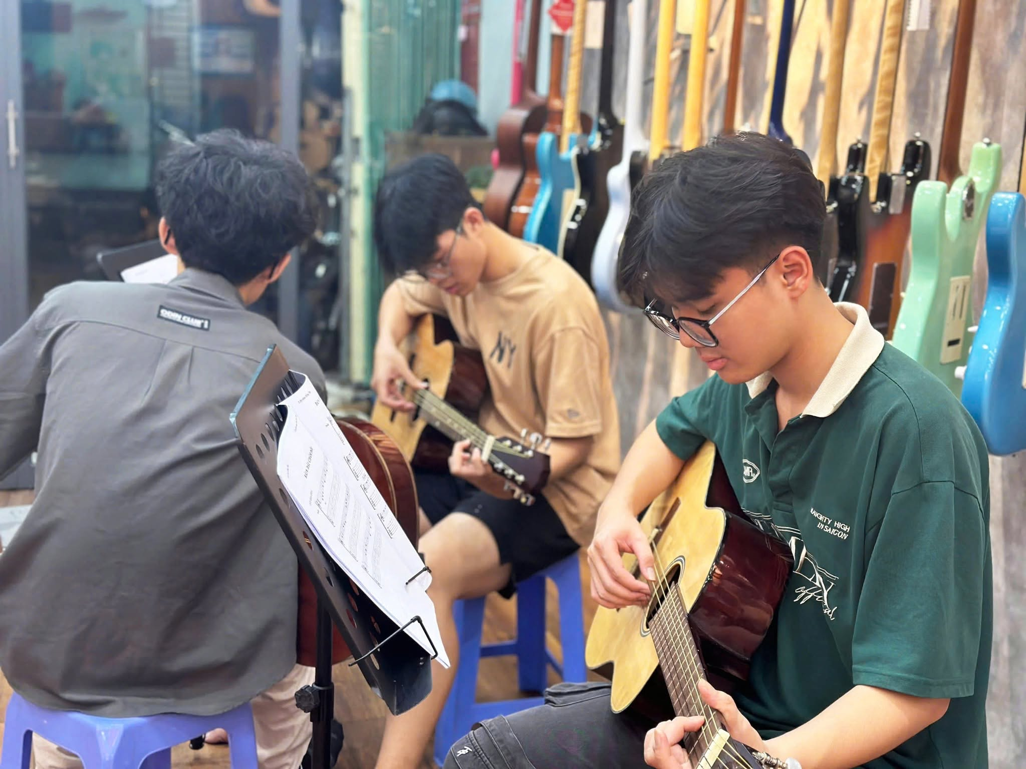 giao-vien-guitar-tan-binh-theo-sat-tung-hoc-vien-trong-suot-qua-trinh-hoc