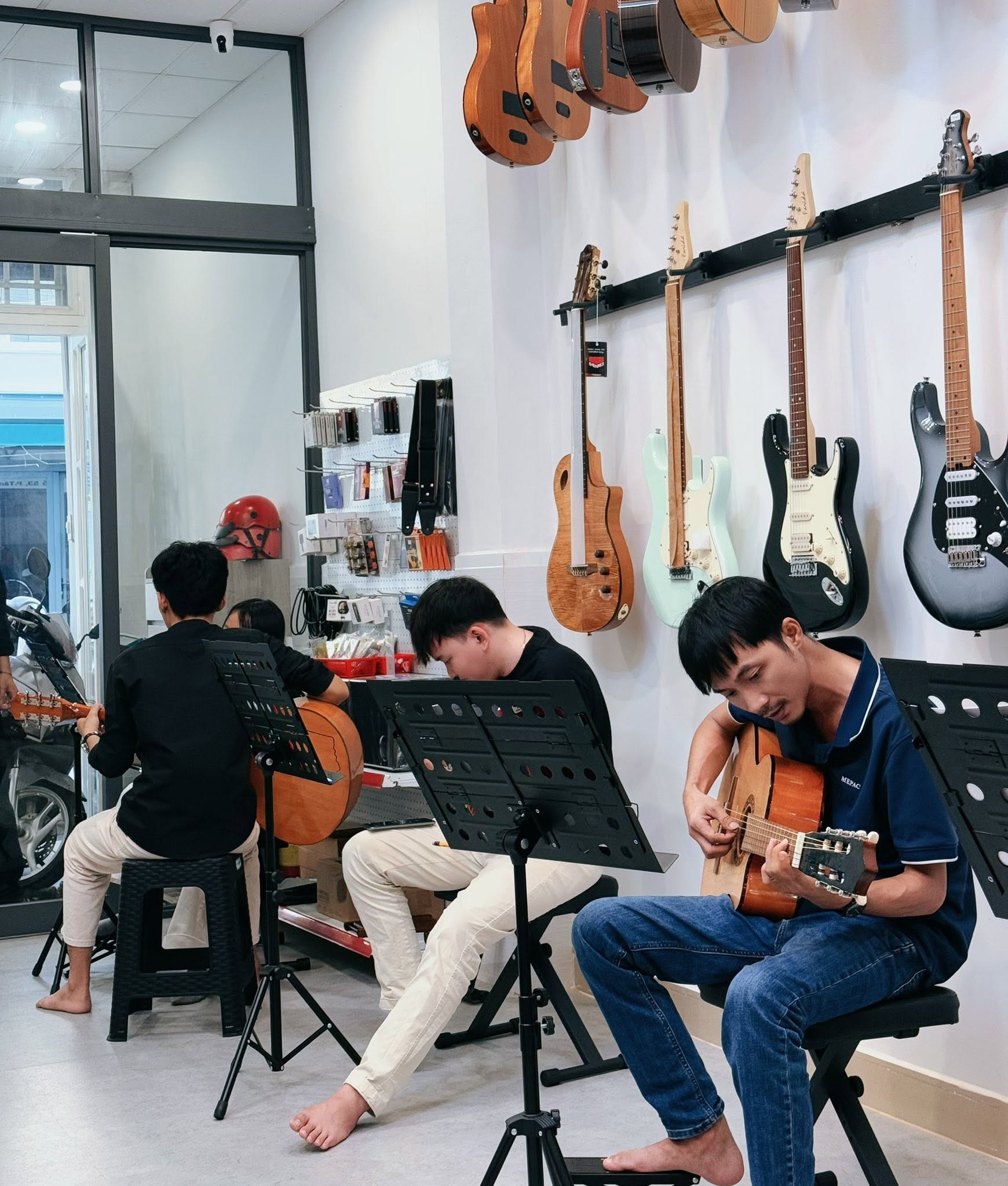 co-so-vat-chat-guitar-tan-binh-hien-dai-giup-hoc-vien-thuc-hanh-tot-hon