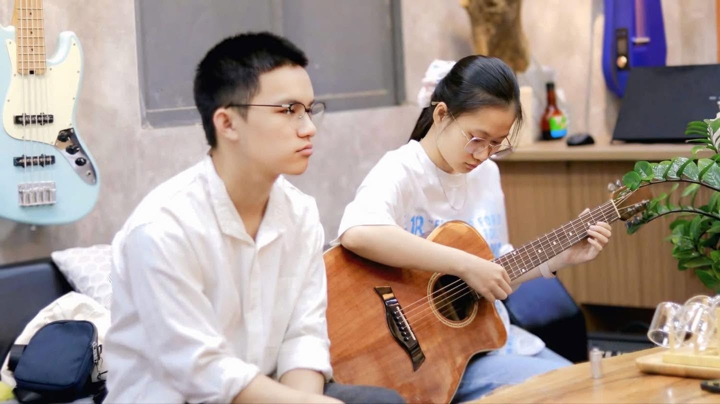 khoa-hoc-guitar-dong-tam-academy-giup-hoc-vien-tu-tin-dem-hat