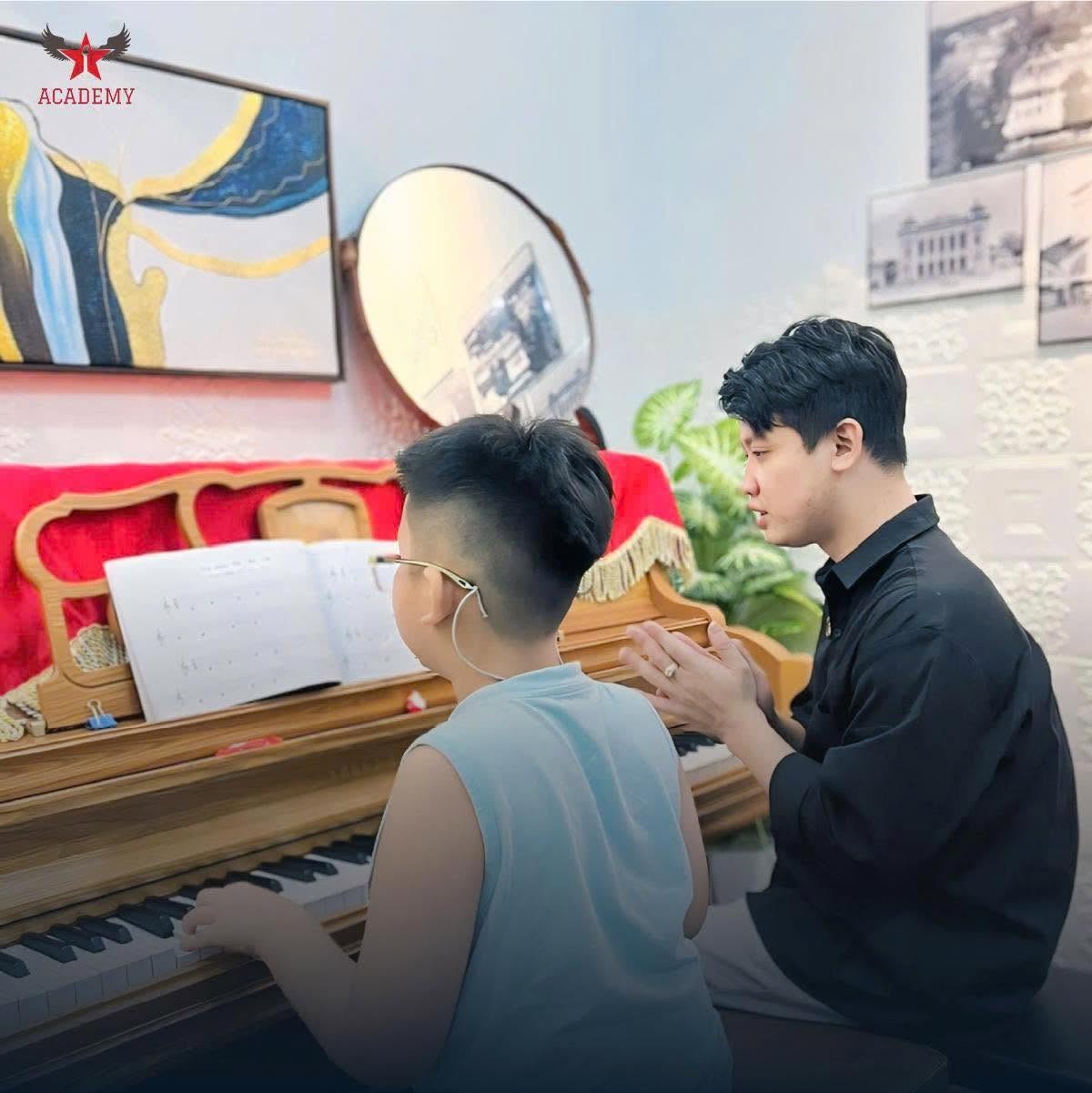 giao-vien-piano-quan-tan-binh-theo-sat-tung-hoc-vien