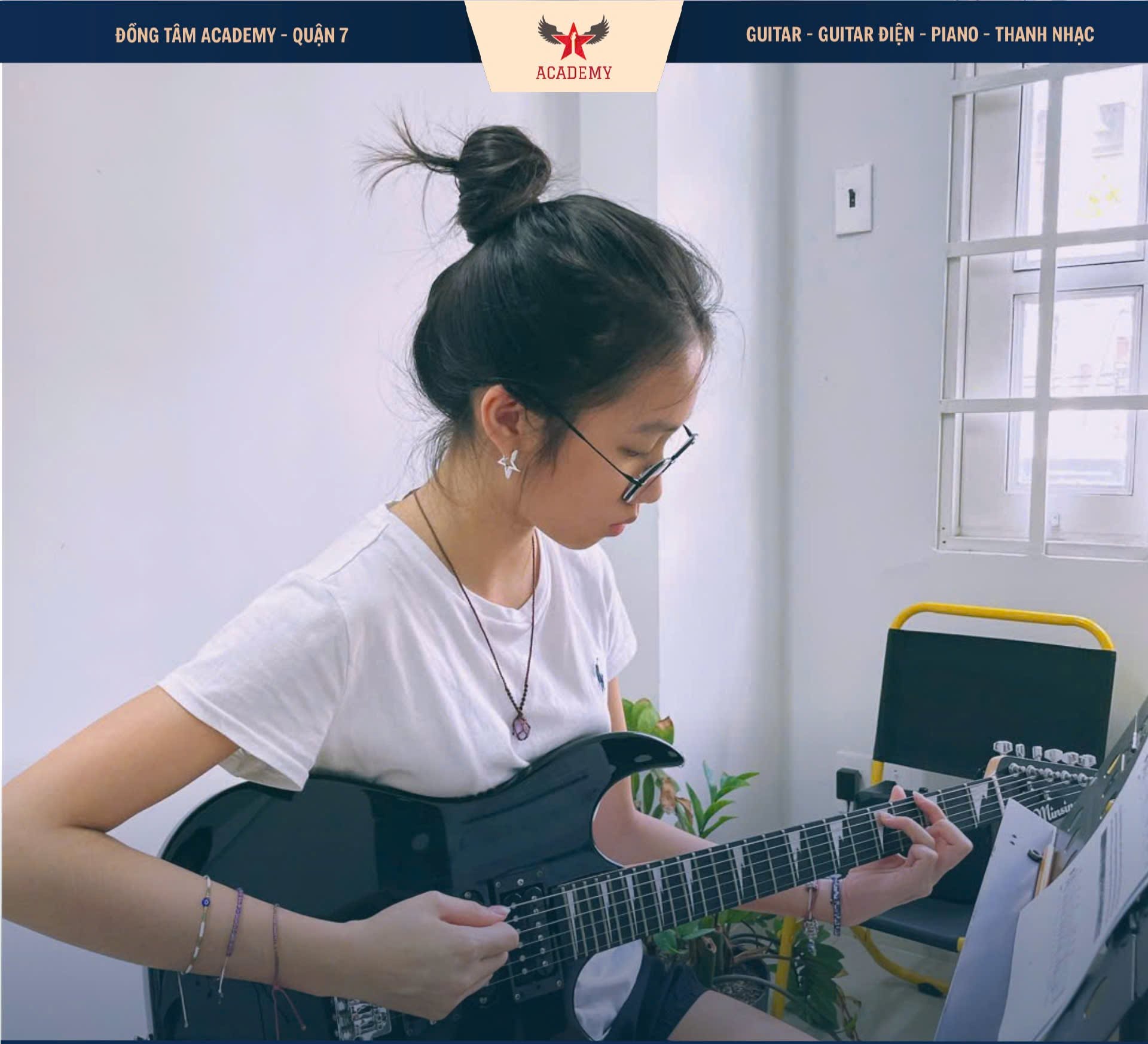 khoa-hoc-guitar-dien-tai-trung-tam-dong-tam-academy
