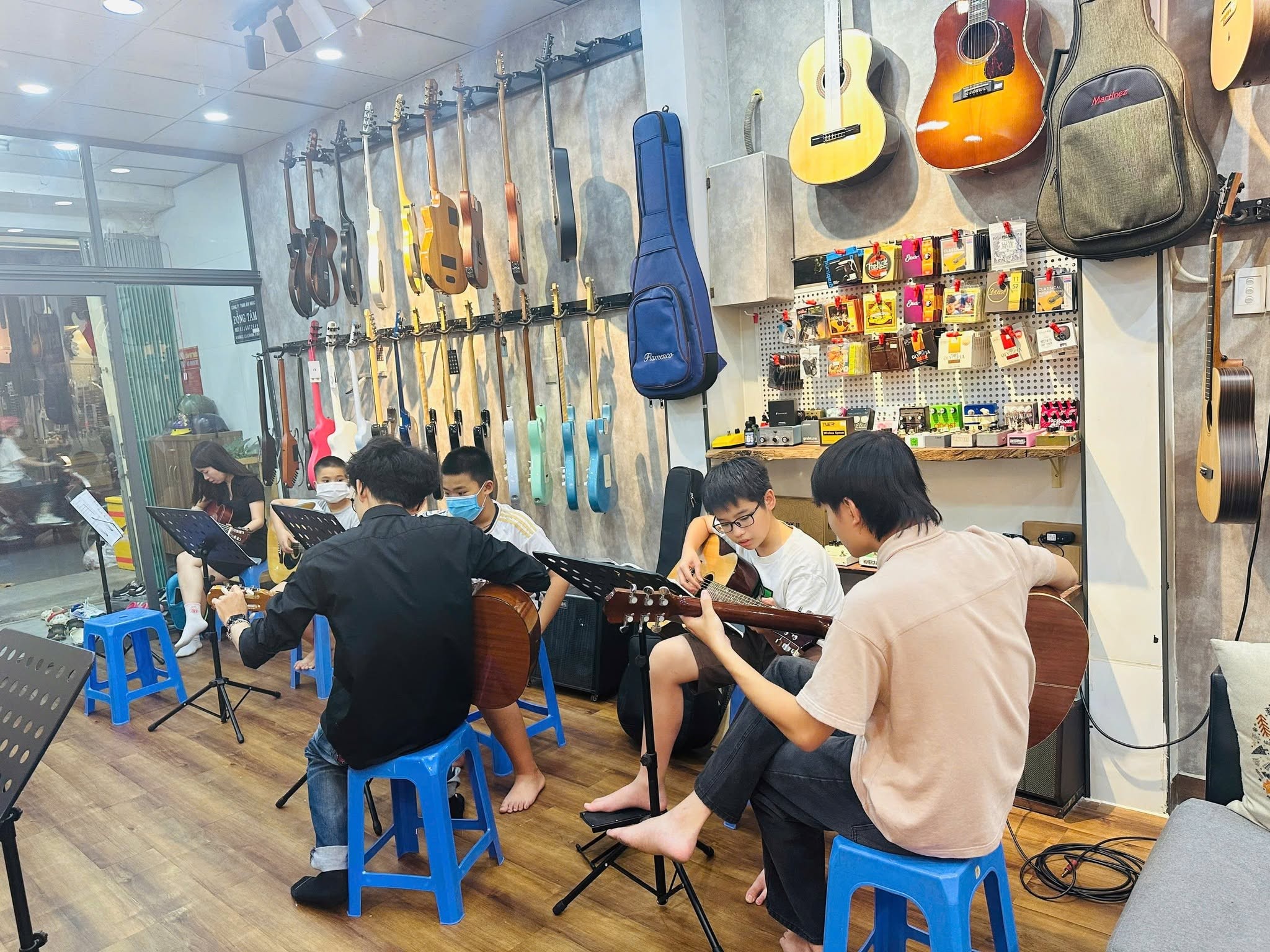 hoc-guitar-quan-tan-binh-voi-moi-truong-hoc-theo-nhom-nho-hieu-qua
