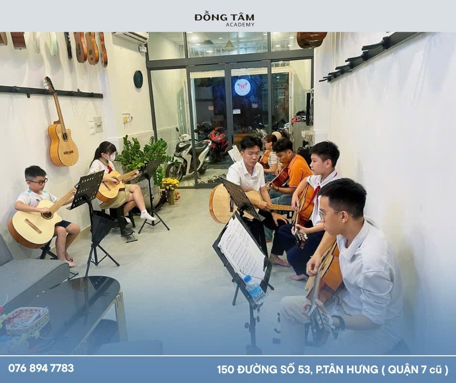 hoc-guitar-quan-tan-binh-trong-moi-truong-nang-dong-va-thoai-mai