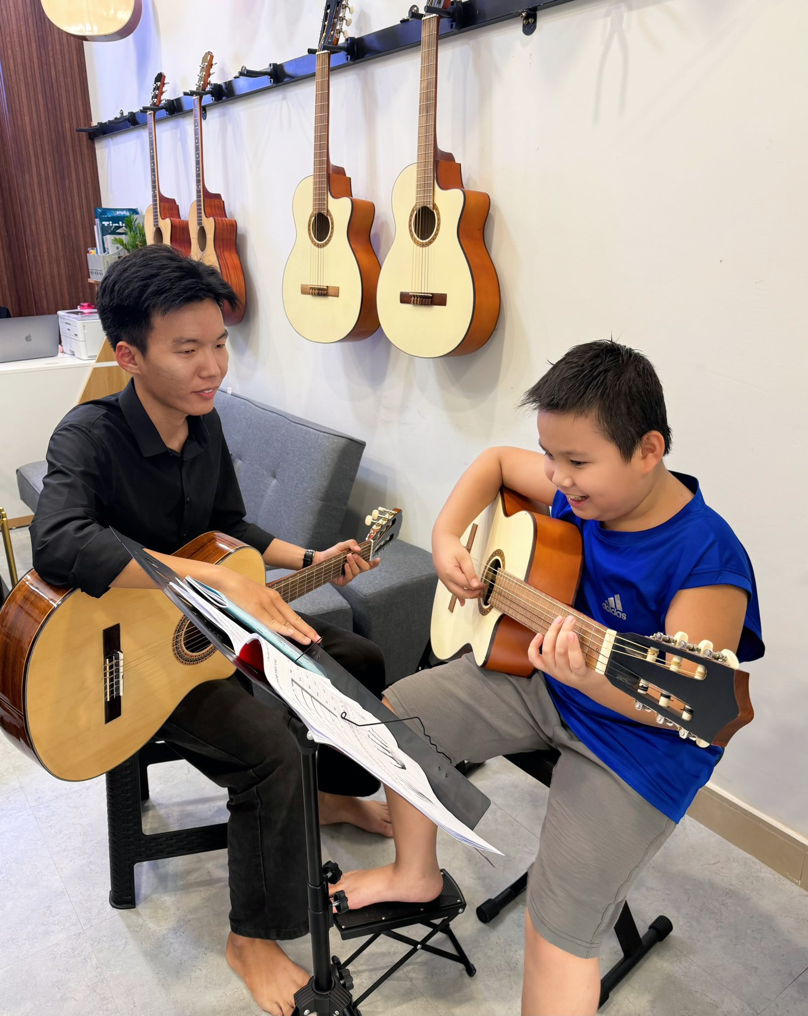 hoc-guitar-cho-nguoi-moi-bat-dau-o-tan-phu-voi-lo-trinh-de-hieu