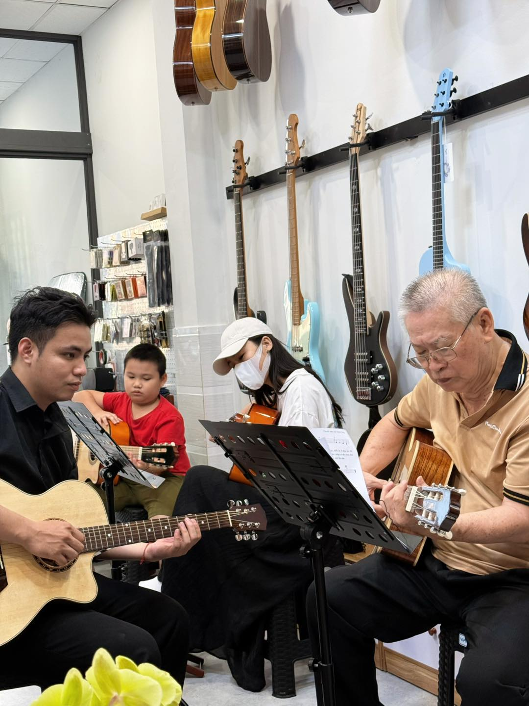 hoc-guitar-cap-toc-tan-phu-danh-cho-nguoi-can-bieu-dien-hoac-dem-hat-nhanh