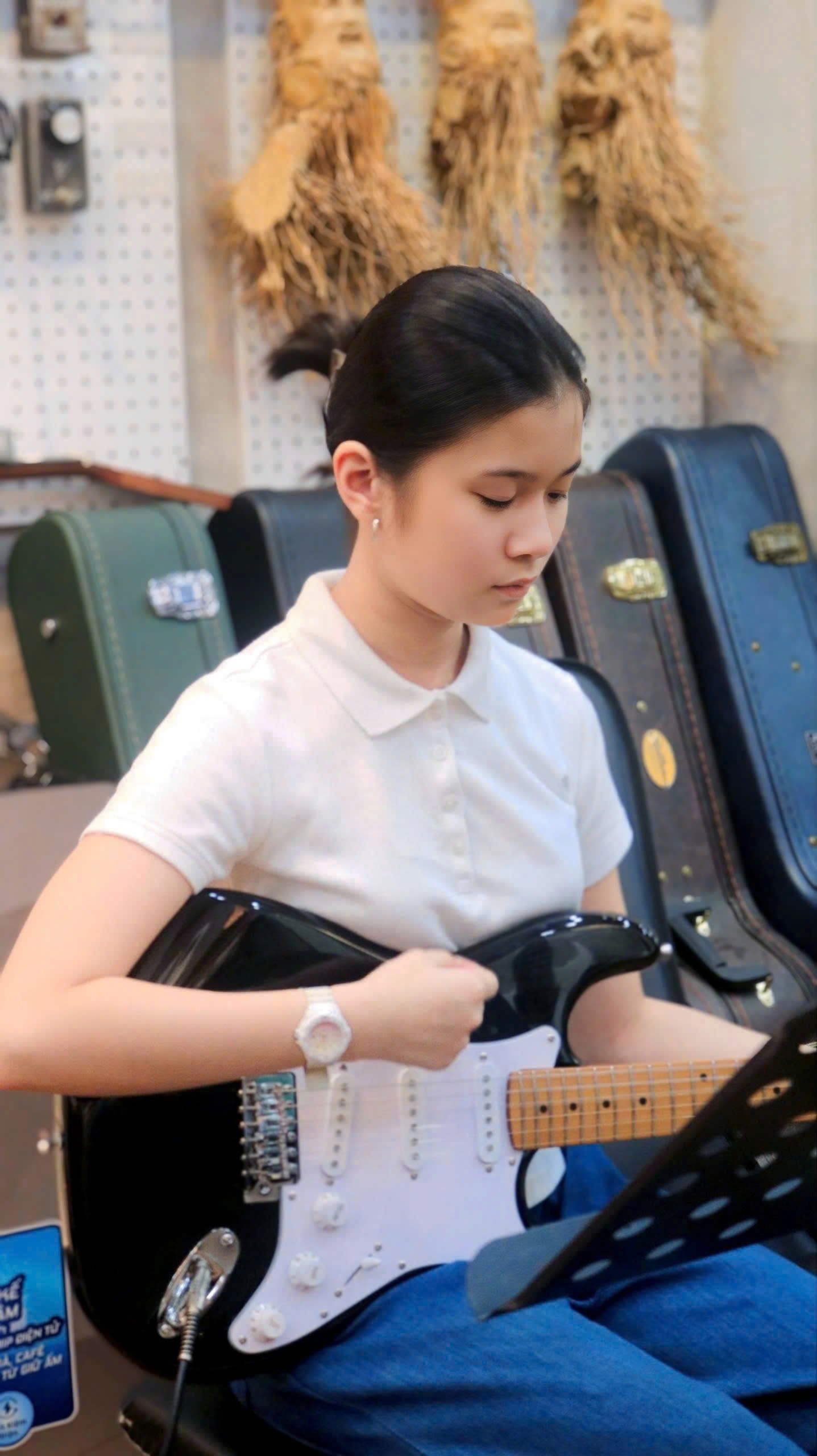 hoc-guitar-dien-cho-tre-em-tan-binh