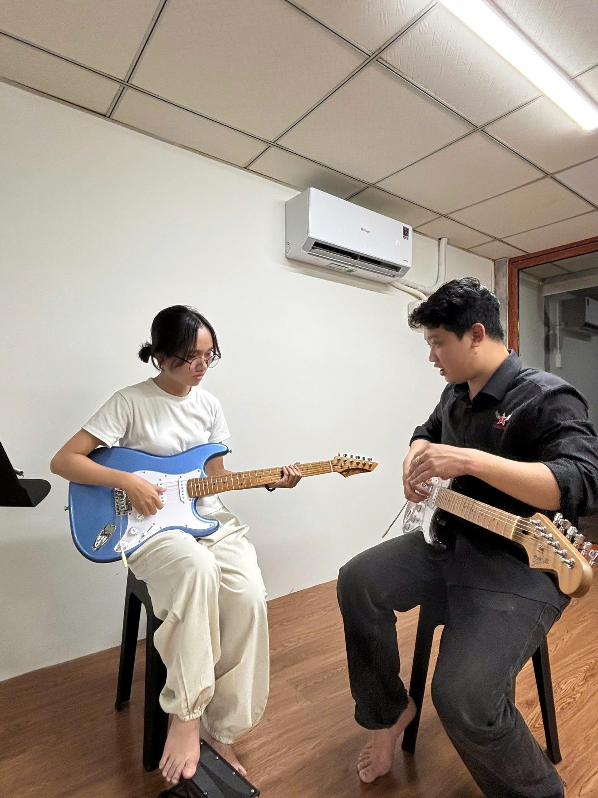 hoc-guitar-dien-tai-tan-binh-voi-giao-vien-luon-dong-hanh-trong-suot-qua-trinh-hoc