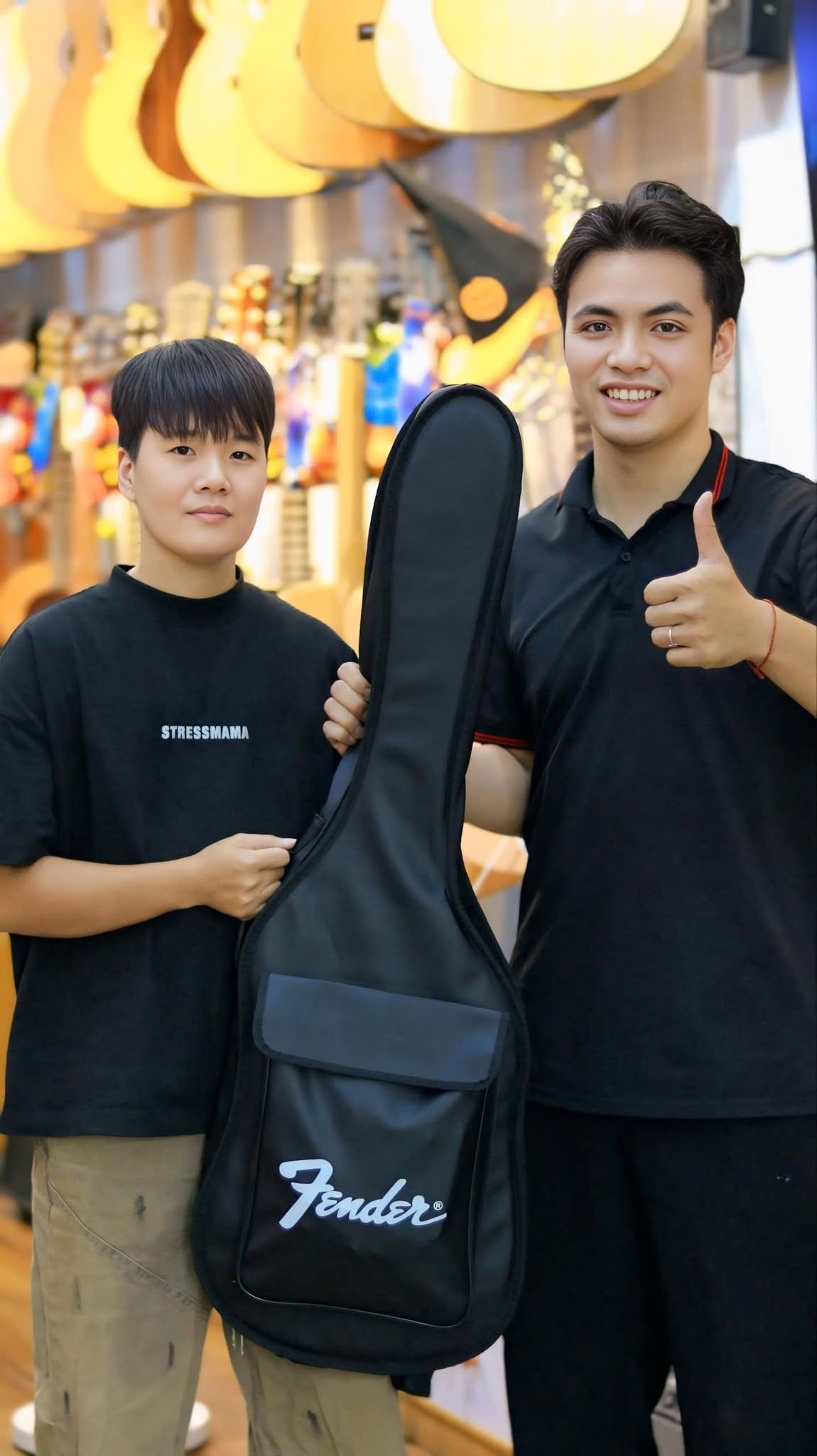 hoc-guitar-dien-tai-tan-binh-duoc-tang-voucher-va-nhieu-phan-qua-gia-tri