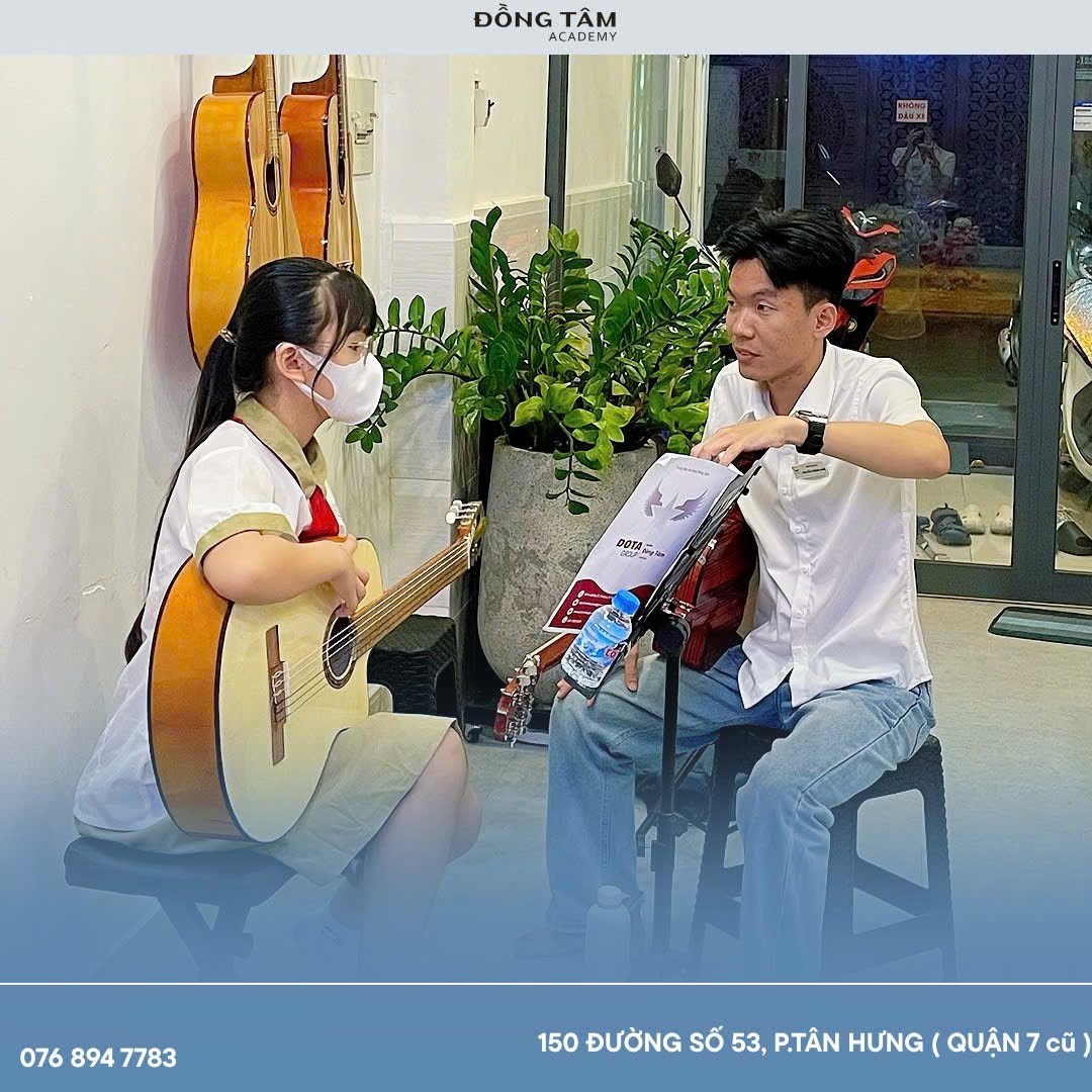 giao-trinh-hoc-guitar-dien-duoc-xay-dung-theo-lo-trinh-ro-rang-va-de-theo
