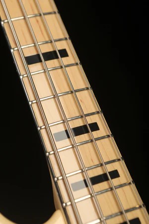 mat-phim-roasted-maple-va-cong-nghe-edgeless™-tren-sire-marcus-miller-v524-ss