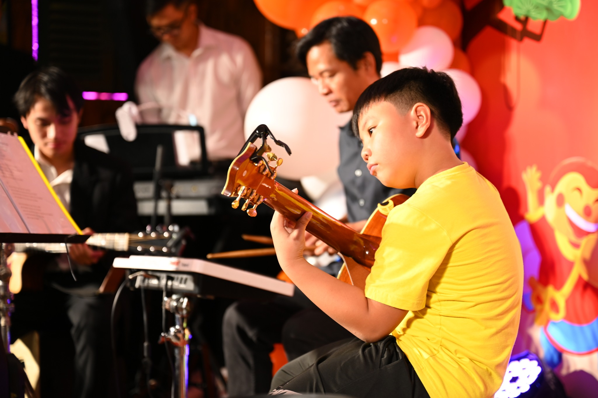 hoc-guitar-band-tan-phu-phat-trien-ky-nang-lam-viec-nhom