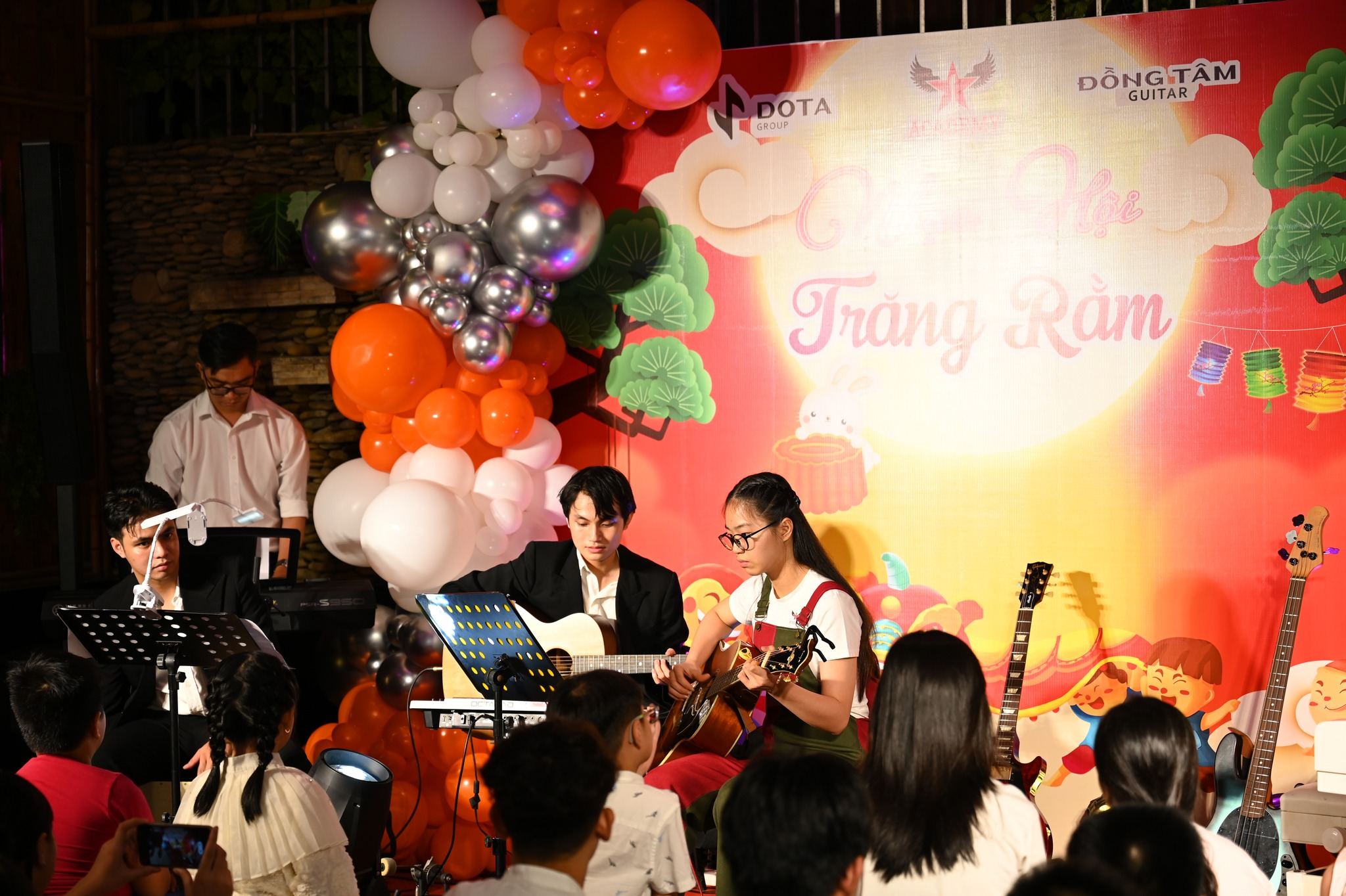 dao-tao-ky-nang-bieu-dien-guitar-chuyen-nghiep-tu-nen-tang-den-san-khau