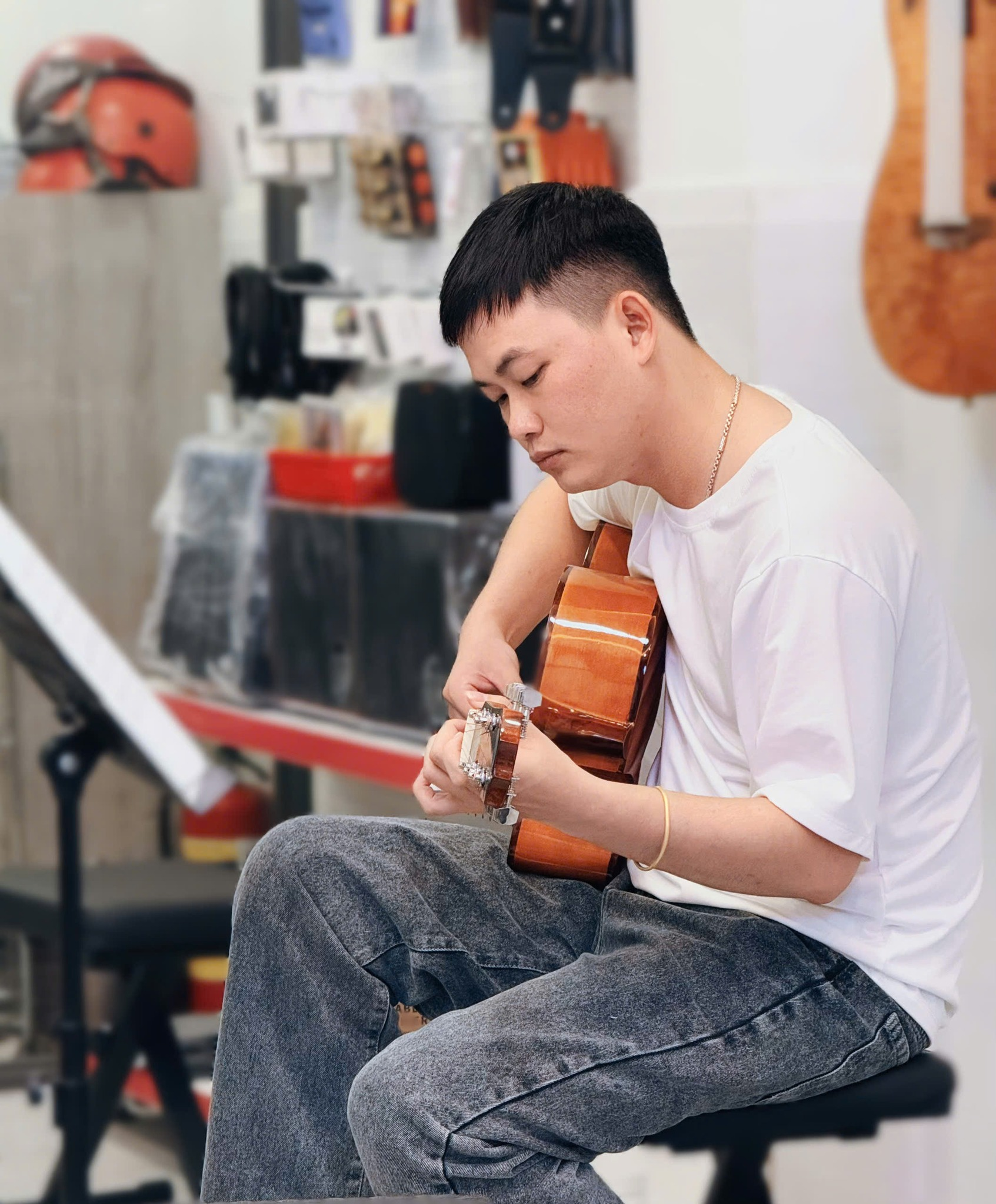 moi-truong-hoc-guitar-chuyen-nghiep-tai-tan-phu-tao-dong-luc-lau-dai