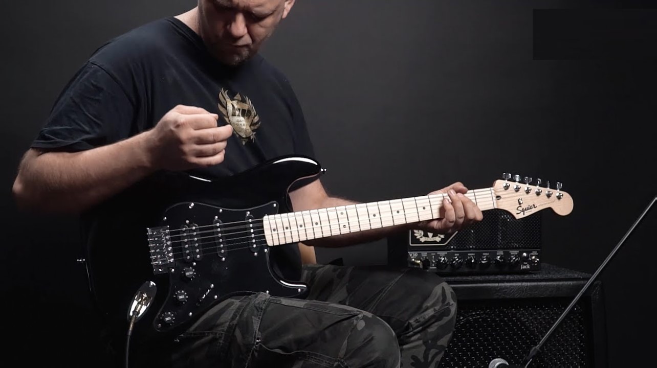 guitar-dien-squier-sonic-strat-hss-black-danh-cho-nguoi-yeu-rock