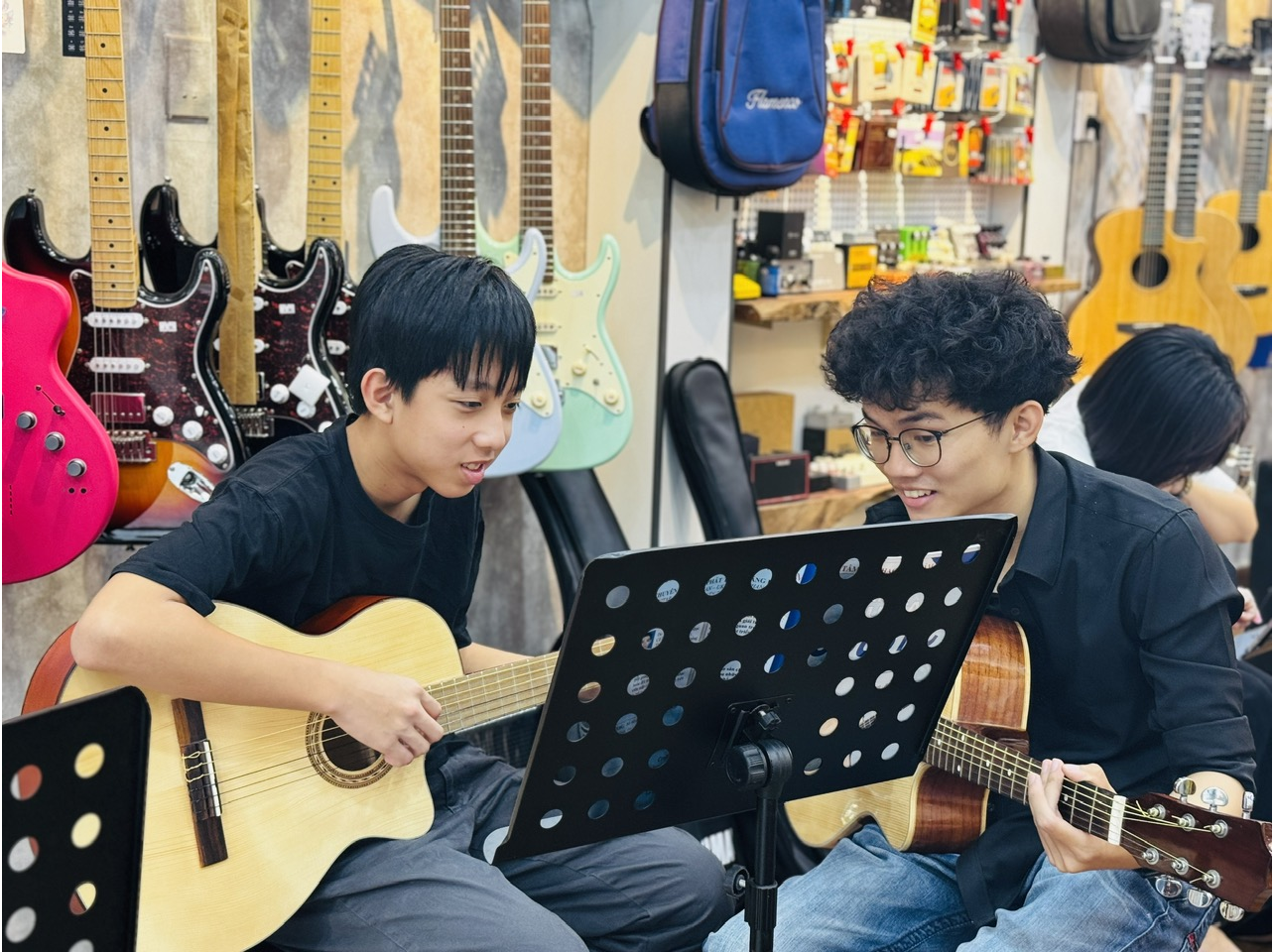 giang-vien-chuyen-mon-cao-trong-day-guitar-tay-thanh