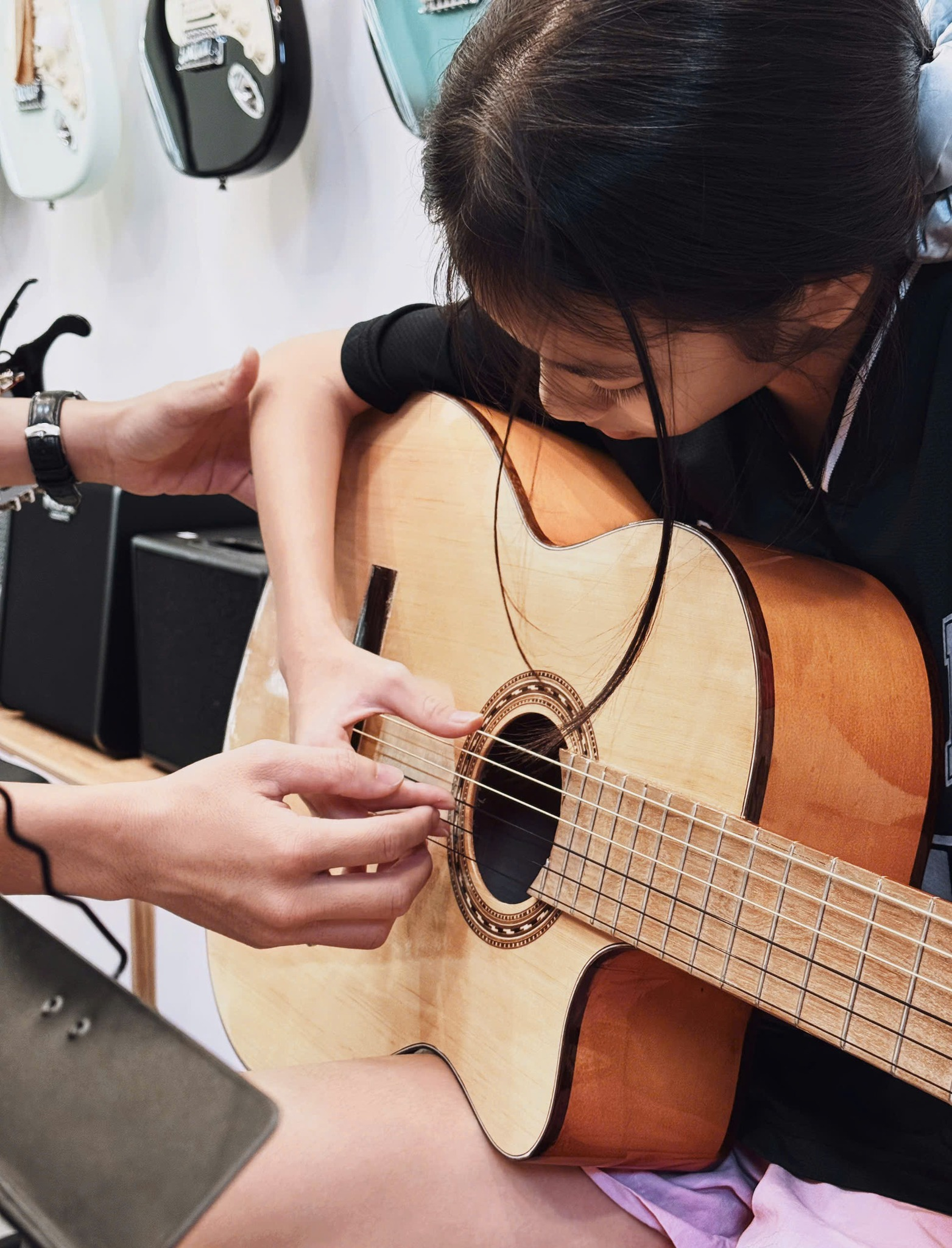 trung-tam-guitar-dong-tam-tay-thanh-co-lo-trinh-hoc-ro-rang-vuot-troi