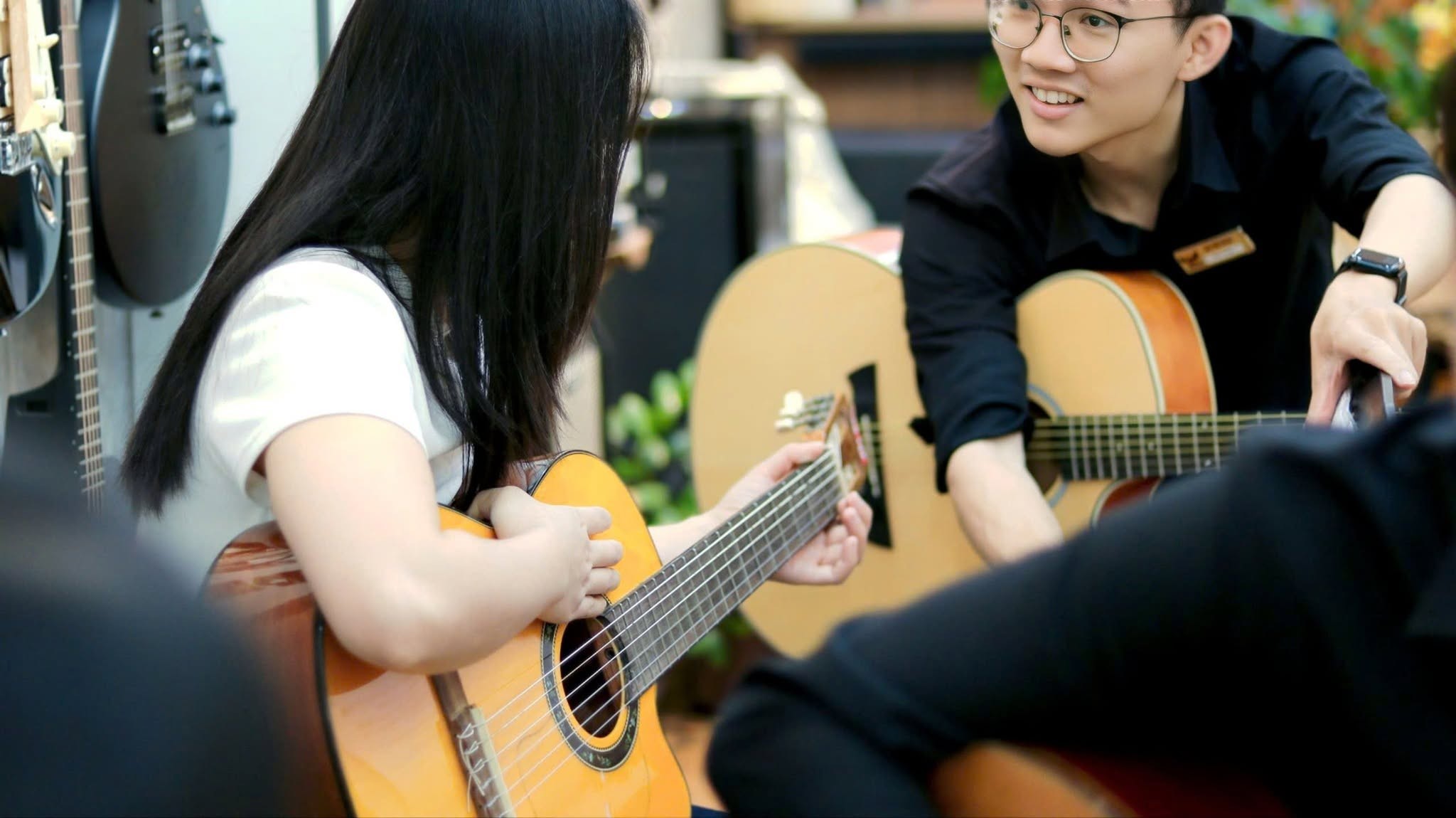 giao-vien-day-guitar-quan-tan-binh-luon-theo-sat-tung-hoc-vien