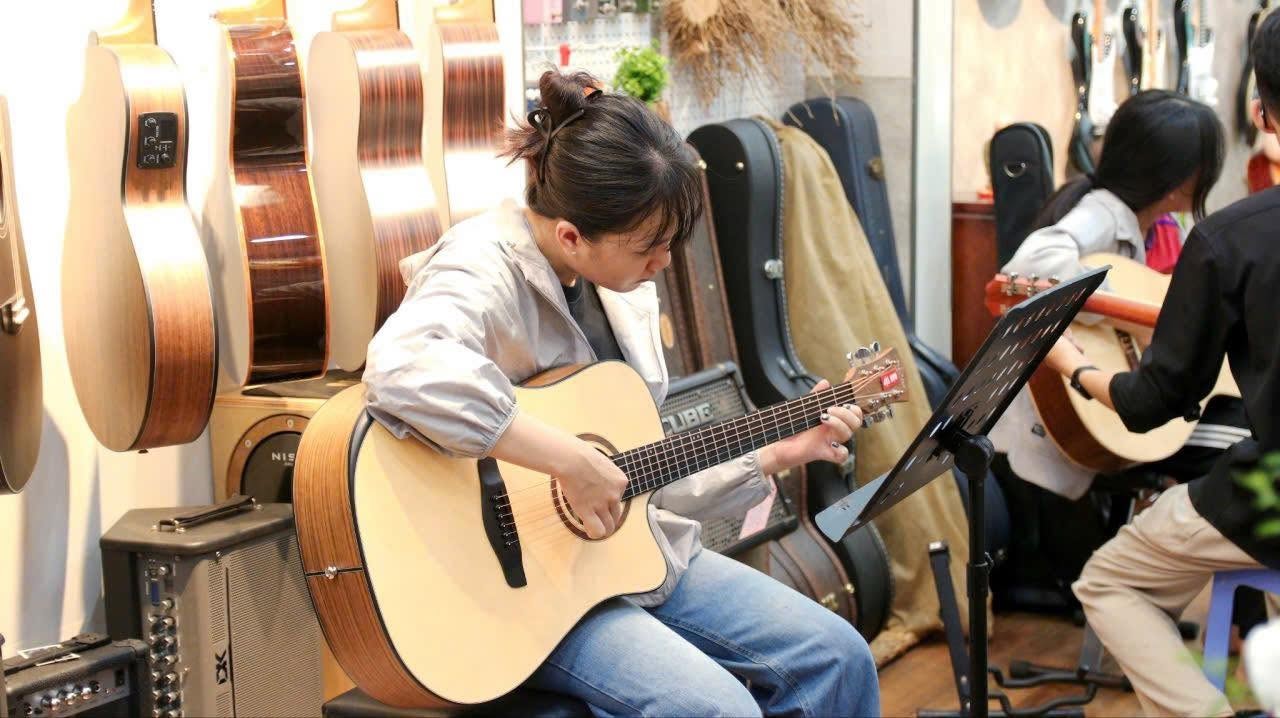 khoa-hoc-guitar-quan-tan-binh-danh-cho-sinh-vien