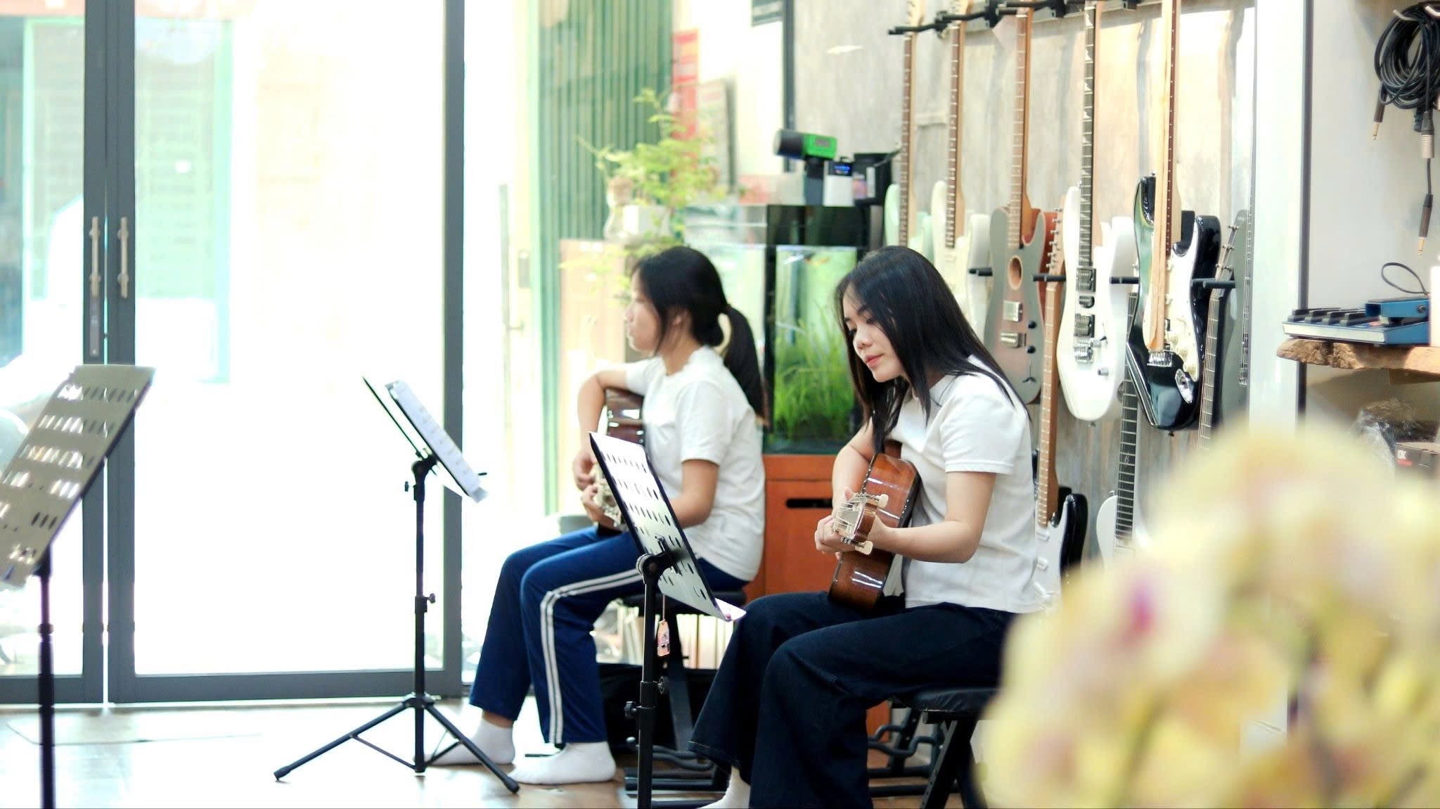 sinh-vien-hoc-guitar-quan-tan-binh-co-the-chu-dong-sap-xep-lich-hoc