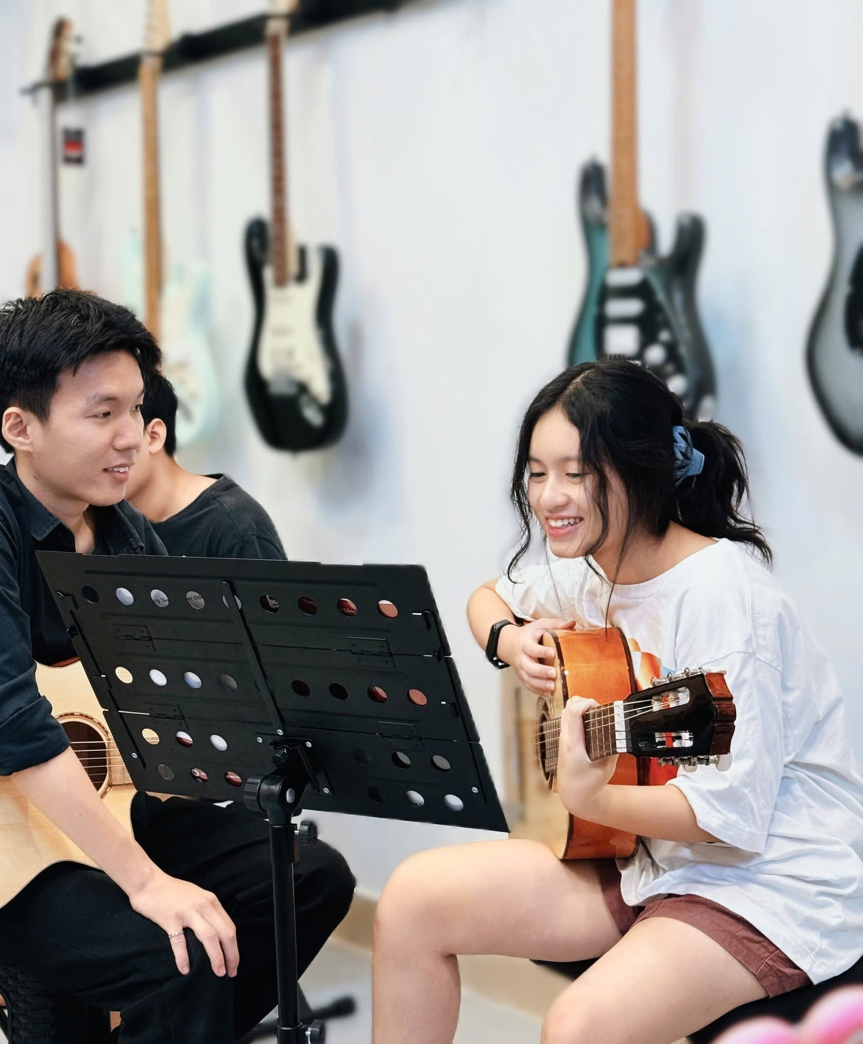 moi-truong-hoc-guitar-quan-tan-binh-thoai-mai-giup-sinh-vien-phat-trien-dam-me