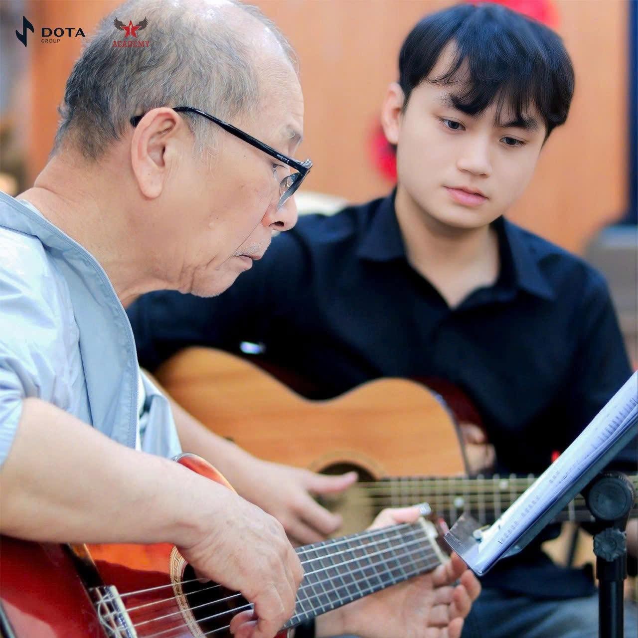 hoc-guitar-quan-tan-binh-cap-toc-danh-cho-nguoi-di-lam-ban-ron