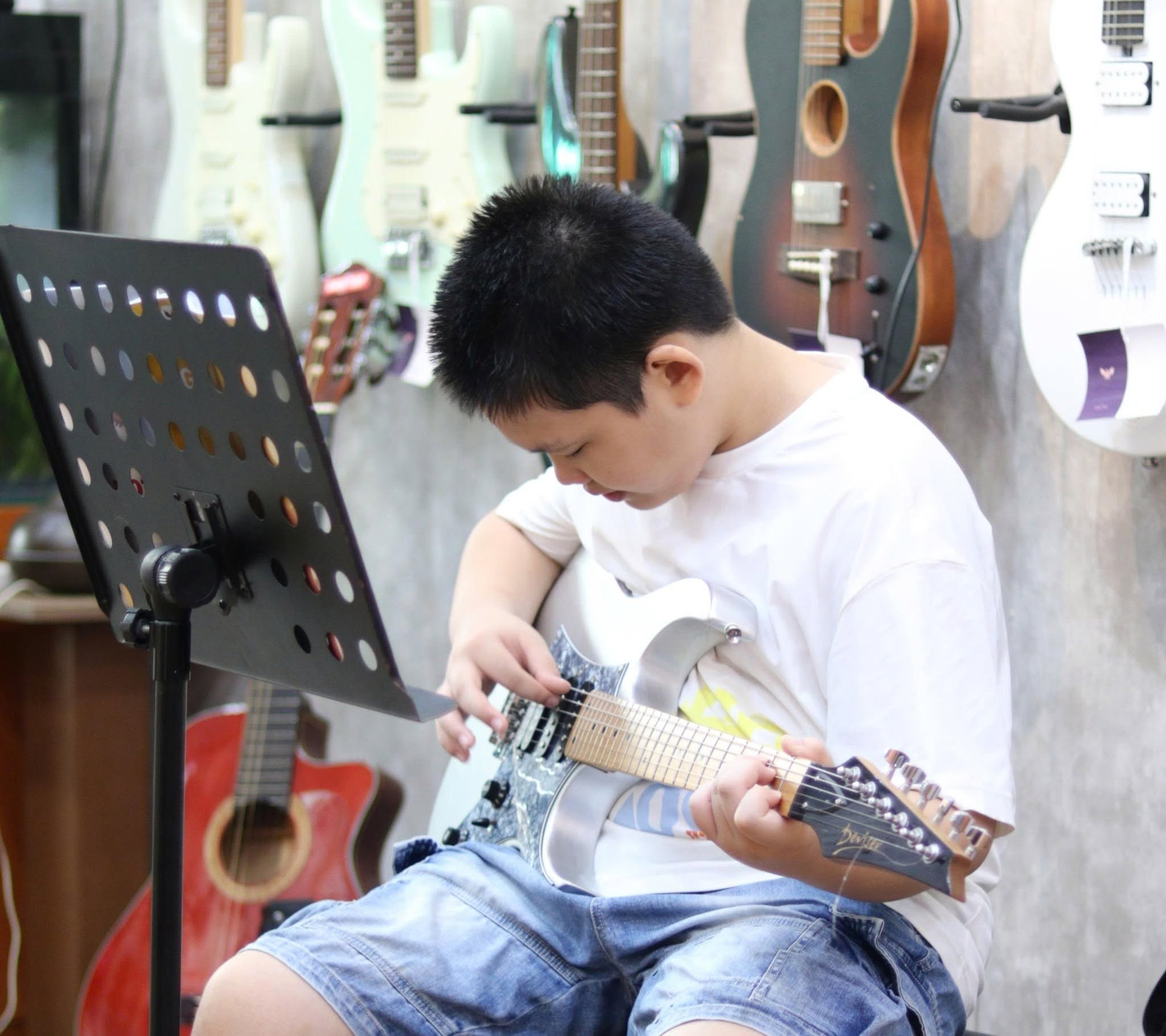 khoa-hoc-guitar-dien-tai-dong-tam-academy-mang-tinh-ung-dung-cao