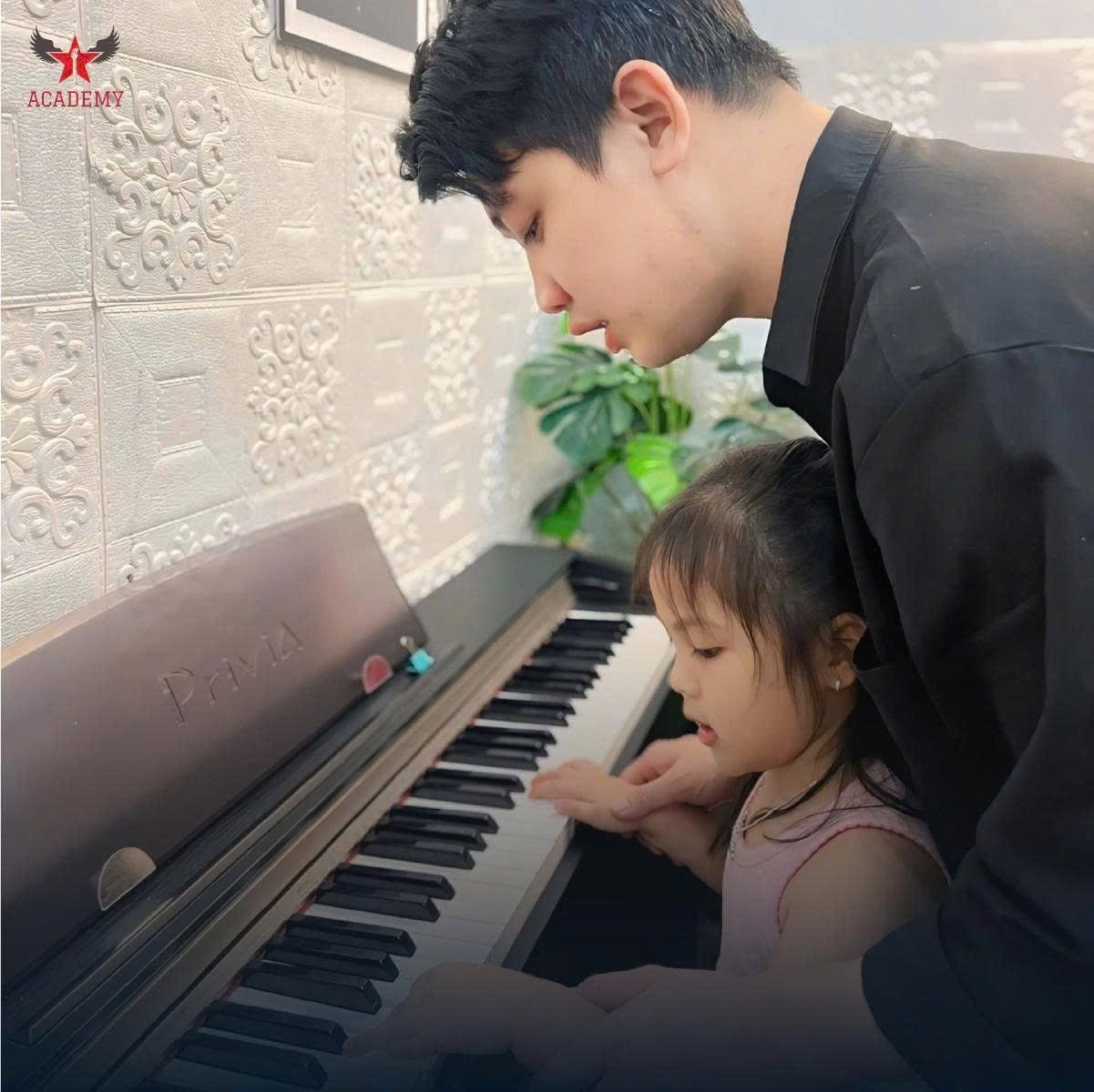 giao-vien-day-piano-quan-tan-binh-luon-theo-sat-tung-hoc-vien