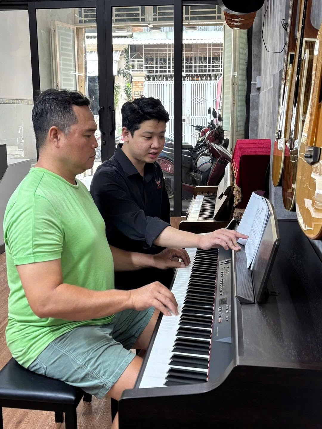 lop-hoc-piano-quan-tan-binh-danh-cho-nguoi-lon