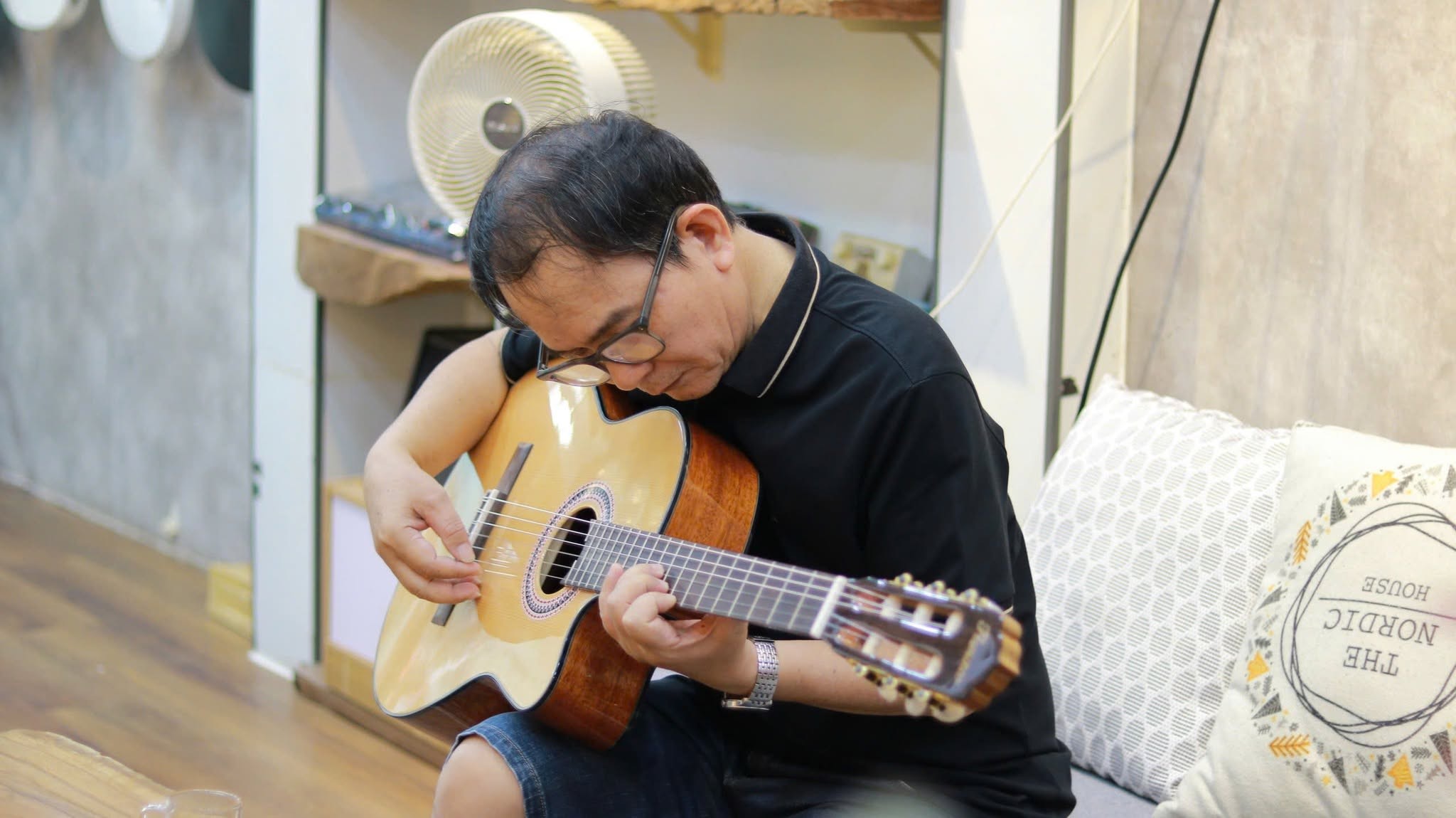 mua-guitar-uy-tin-quan-tan-phu-giup-ban-khoi-dau-dung-huong